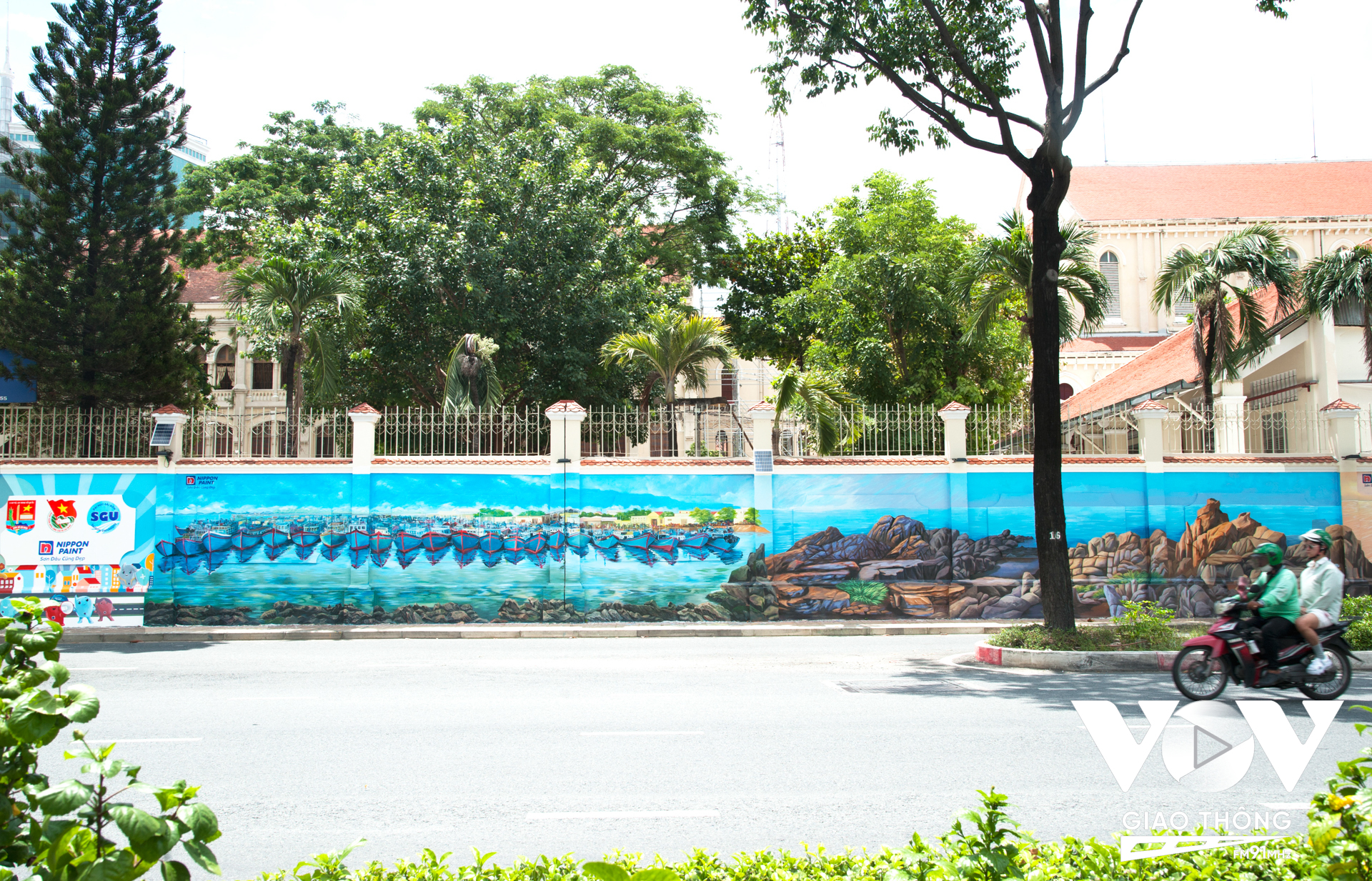 Được biết, công trình đường tranh bích họa mang tên 'Việt Nam tươi đẹp' do Đoàn Thanh niên Công an TPHCM phối hợp cùng Đoàn trường Đại học Sài Gòn cùng nhà tài trợ thực hiện với nhiều tâm huyết vì một thành phố xanh - sạch - đẹp.
