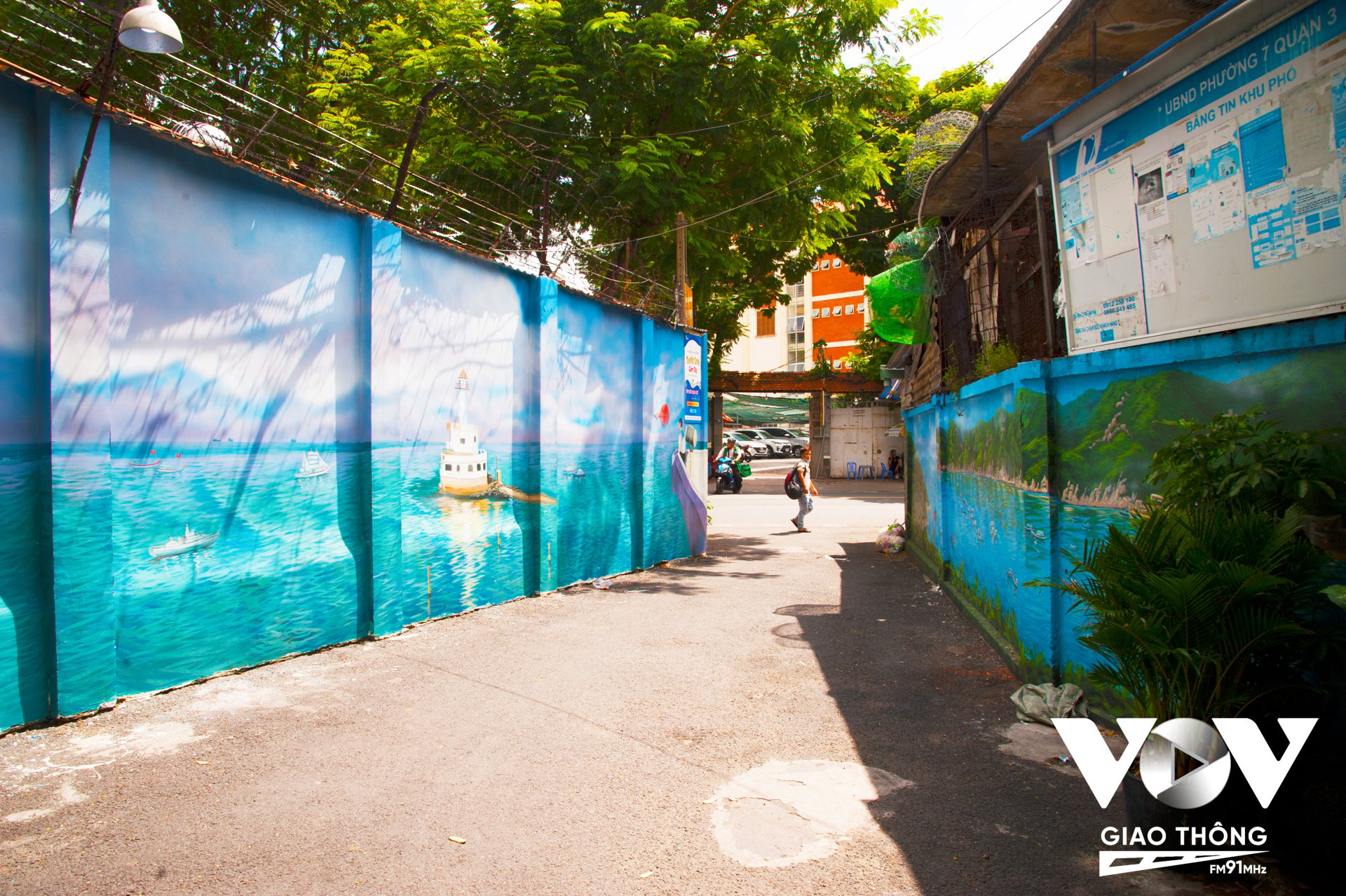 Ngoài gần 200m ở đường Nguyễn Hữu Cảnh, công trình còn thực hiện ở tuyến hẻm 115 đường Trần Quốc Thảo (Quận 3) với những bức bích họa về thiên nhiên, biển - đảo, quê hương đất nước…