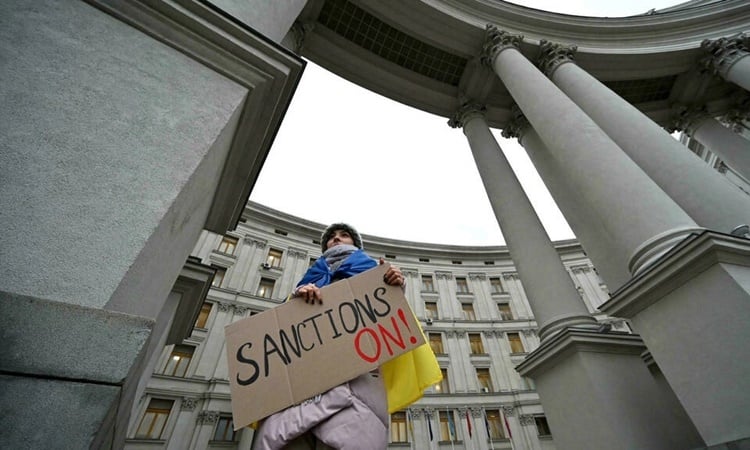 Người biểu tình ủng hộ các lệnh trừng phạt chống lại Nga đứng bên ngoài Bộ Ngoại giao Ukraine ở Kiev ngày 21/2. Ảnh: AFP.
