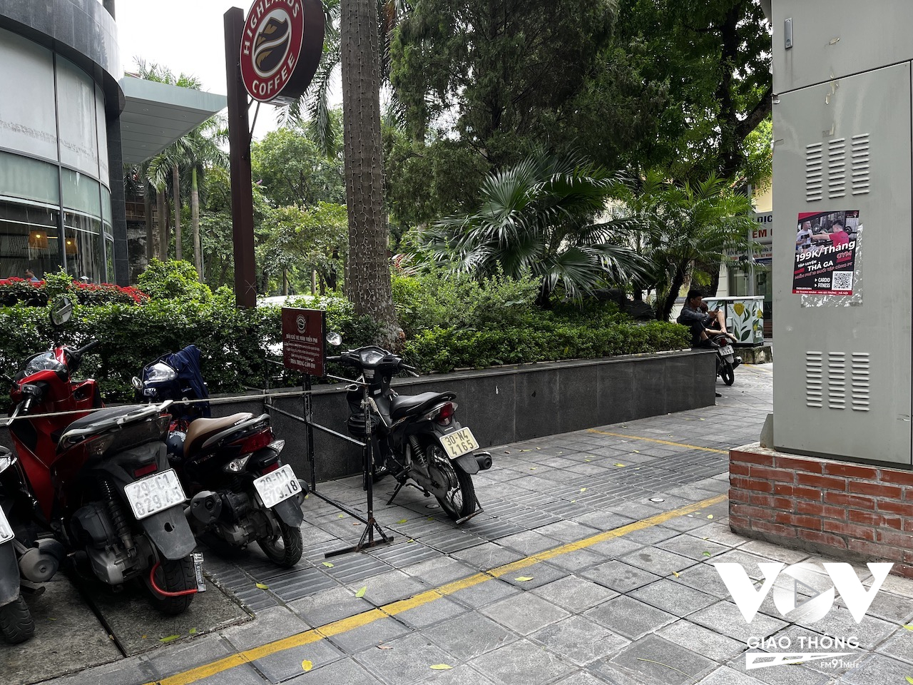 Khá nhiều tuyến phố trên địa bàn các quận huyện nội thành của Hà Nội hiện nay sau khi chỉnh trang lát đá vỉa hè lại đều có một làn đường với gờ nổi đặc trưng phục vụ cho việc đi lại của người khiếm thị.