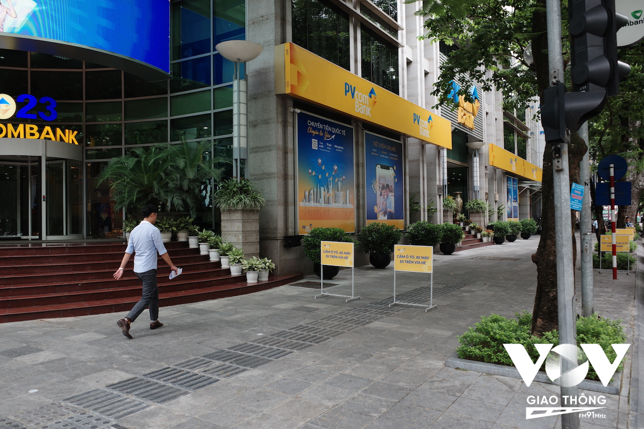 Trước cửa trụ sở một ngân hàng trên phố Ngô Quyền, đơn vị này cho dựng biển cấm trên vỉa hè.