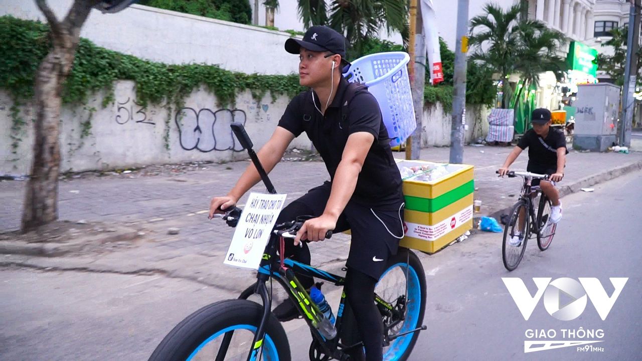 Hằng ngày trên xe đạp Sơn với chiếc giỏ và thùng lượm ve chai khăp các tuyến phố
