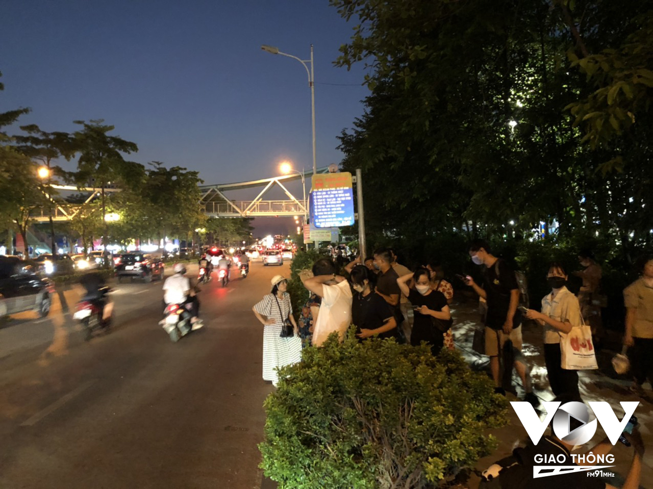 Nhiều người bắt xe tại đường Cổ Linh đoạn qua EAON mall Long Biên hướng đi cầu Thanh Trì, cao tốc Hà Nội - Hải Phòng - Ảnh: Nguyễn Minh