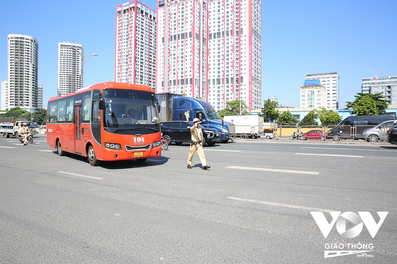 Ngay từ 14h chiều 31/8, Đội CSGT số 6, Phòng CSGT, Công an TP. Hà Nội đã có mặt tại tuyến đường Phạm Hùng để kiểm soát giao thông, xử lý các xe khách vi phạm - Ảnh: Hải Bằng