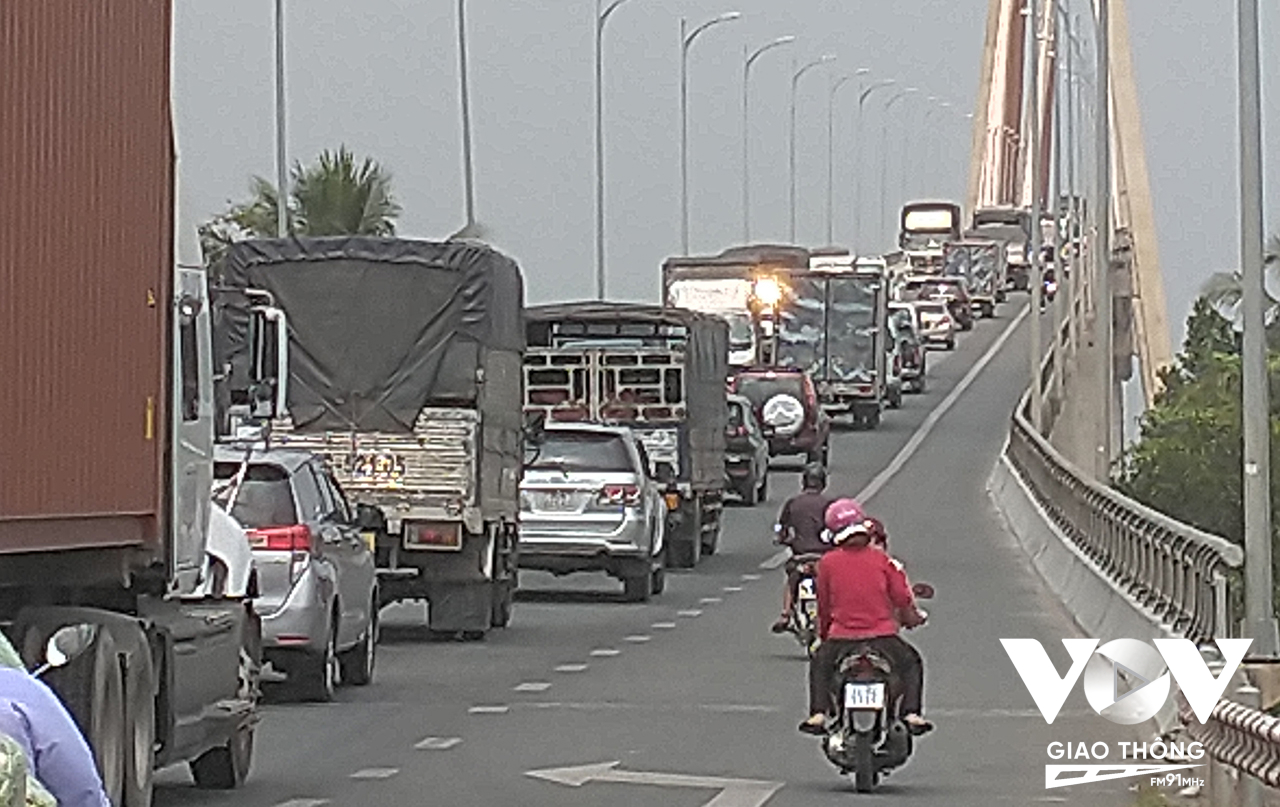 Các đơn vị chức năng tỉnh Tiền Giang thống nhất tổ chức giao thông qua cầu Rạch Miễu trên quốc lộ 60 trong các khung giờ cao điểm.