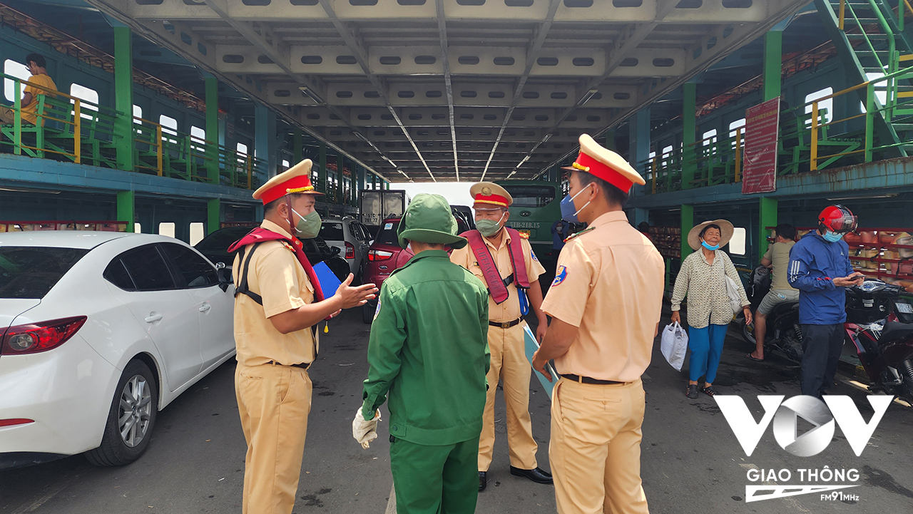 Lực lượng chức năng kiểm tra công tác đảm bao ATGT tại phà Bình Khánh, TP.HCM