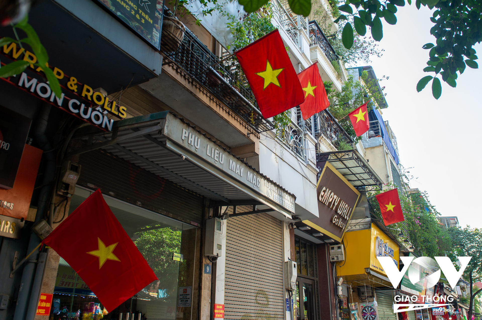 Khu vực phố cổ, quận Hoàn Kiếm, Hà Nội người dân treo cờ tổ quốc mừng Quốc khánh 2/9.