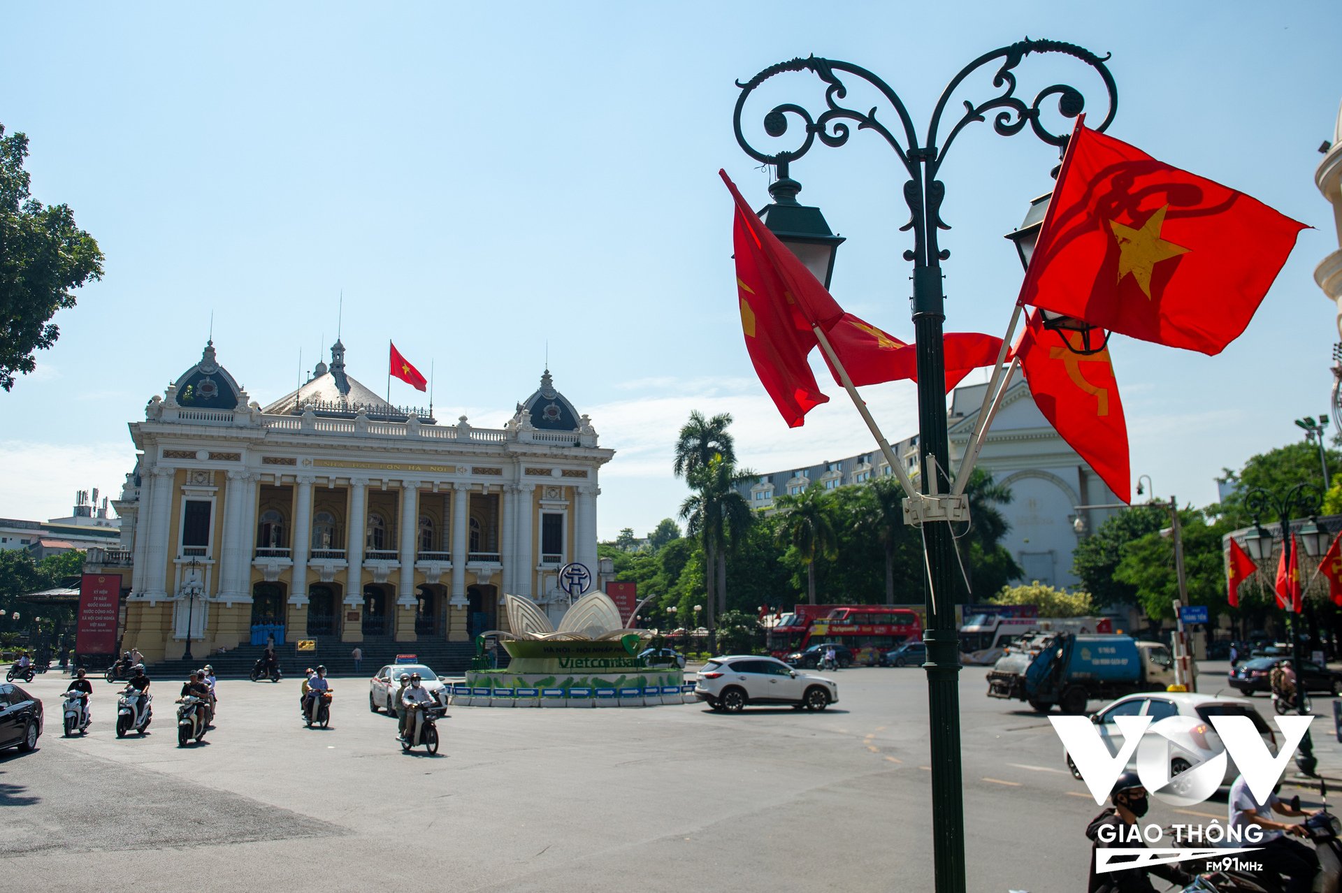 Khu vực Nhà hát Lớn Hà Nội cũng được trang hoàng cờ hoa rực rỡ.