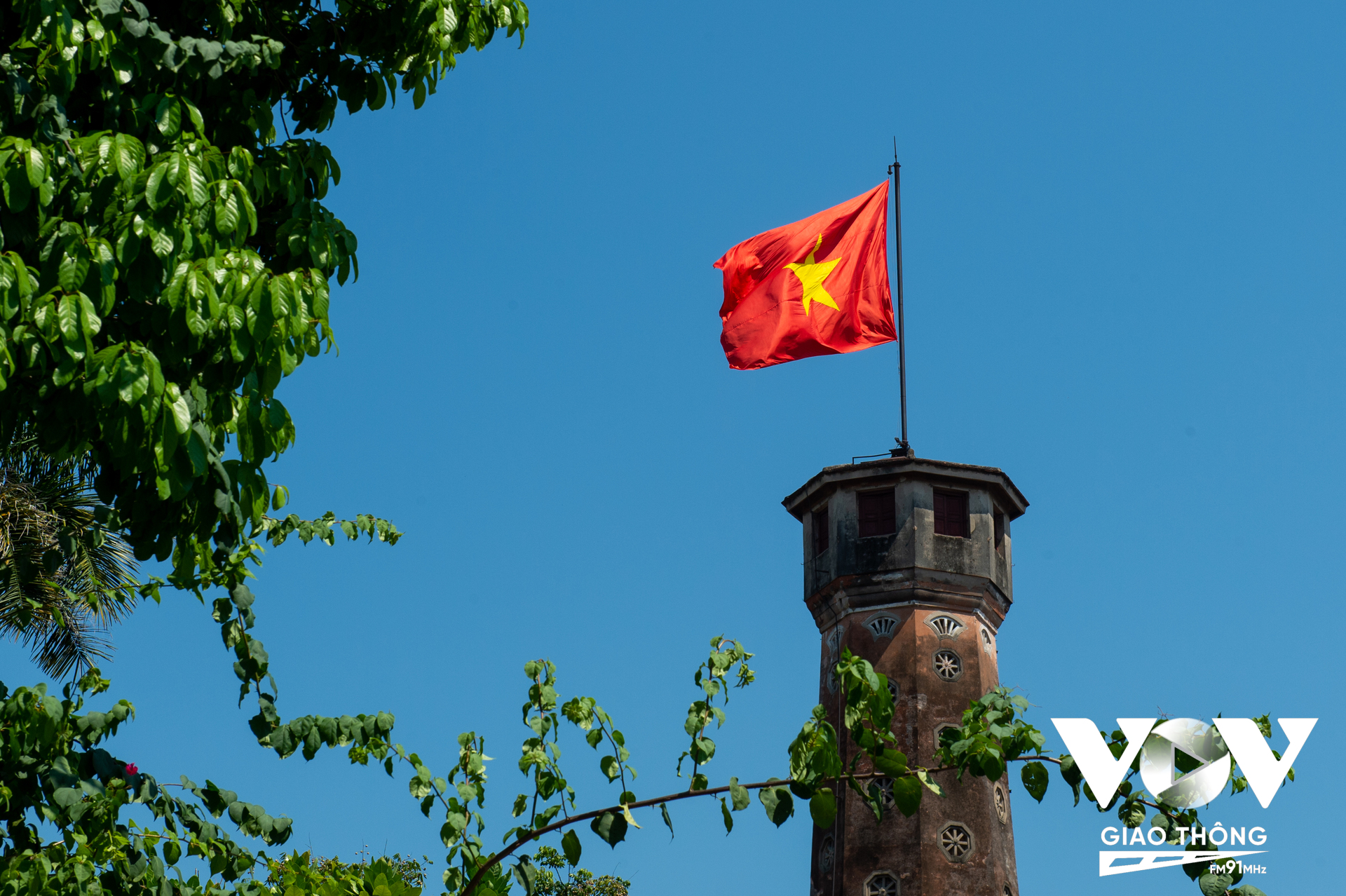 Lá cờ tung bay trên Cột cờ Hà Nội.