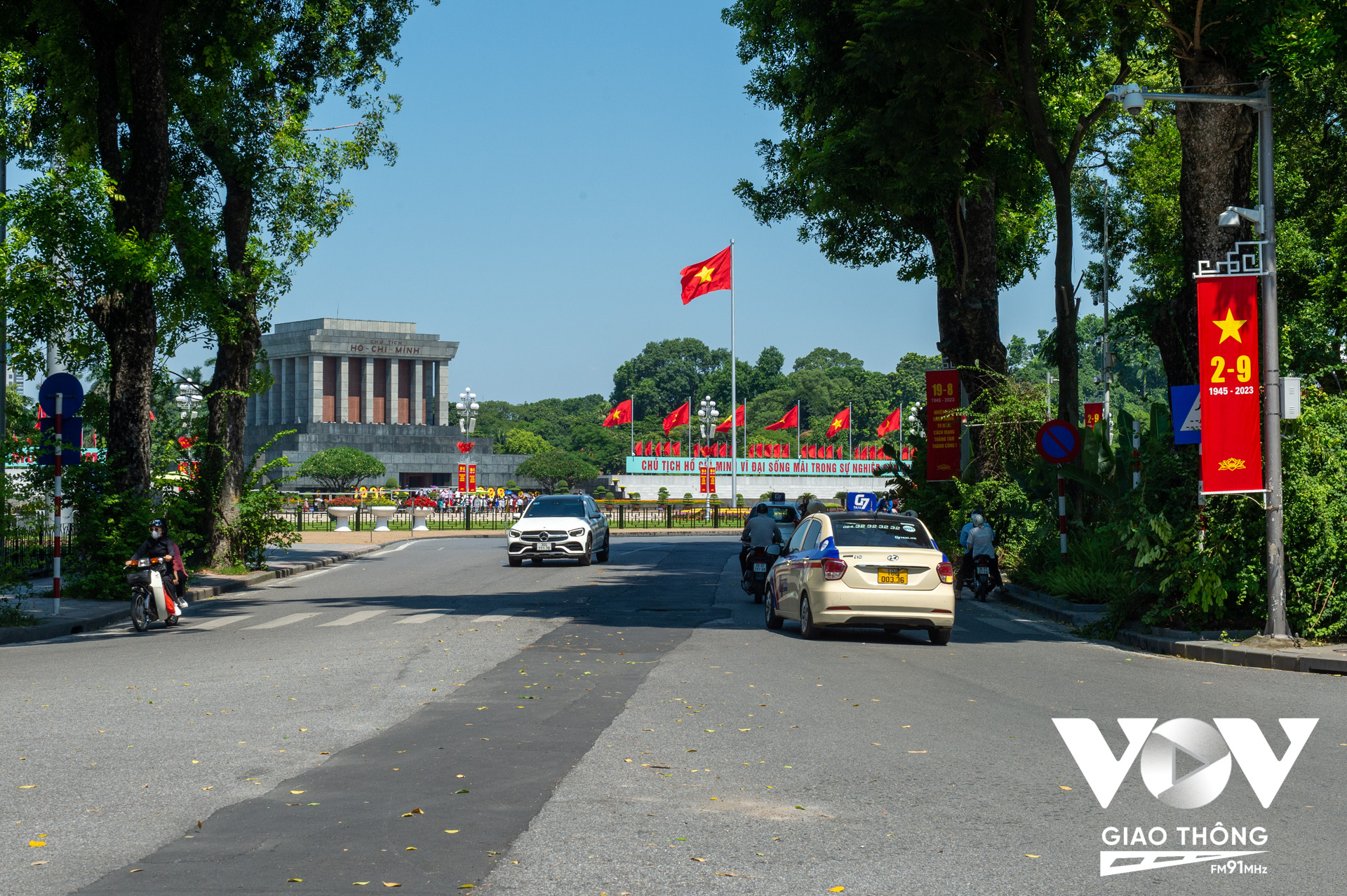 Từ đường Điện Biên Phủ dẫn lên đường Độc Lập, quận Ba Đình, Hà Nội được trang trí cờ hoa rực rỡ.