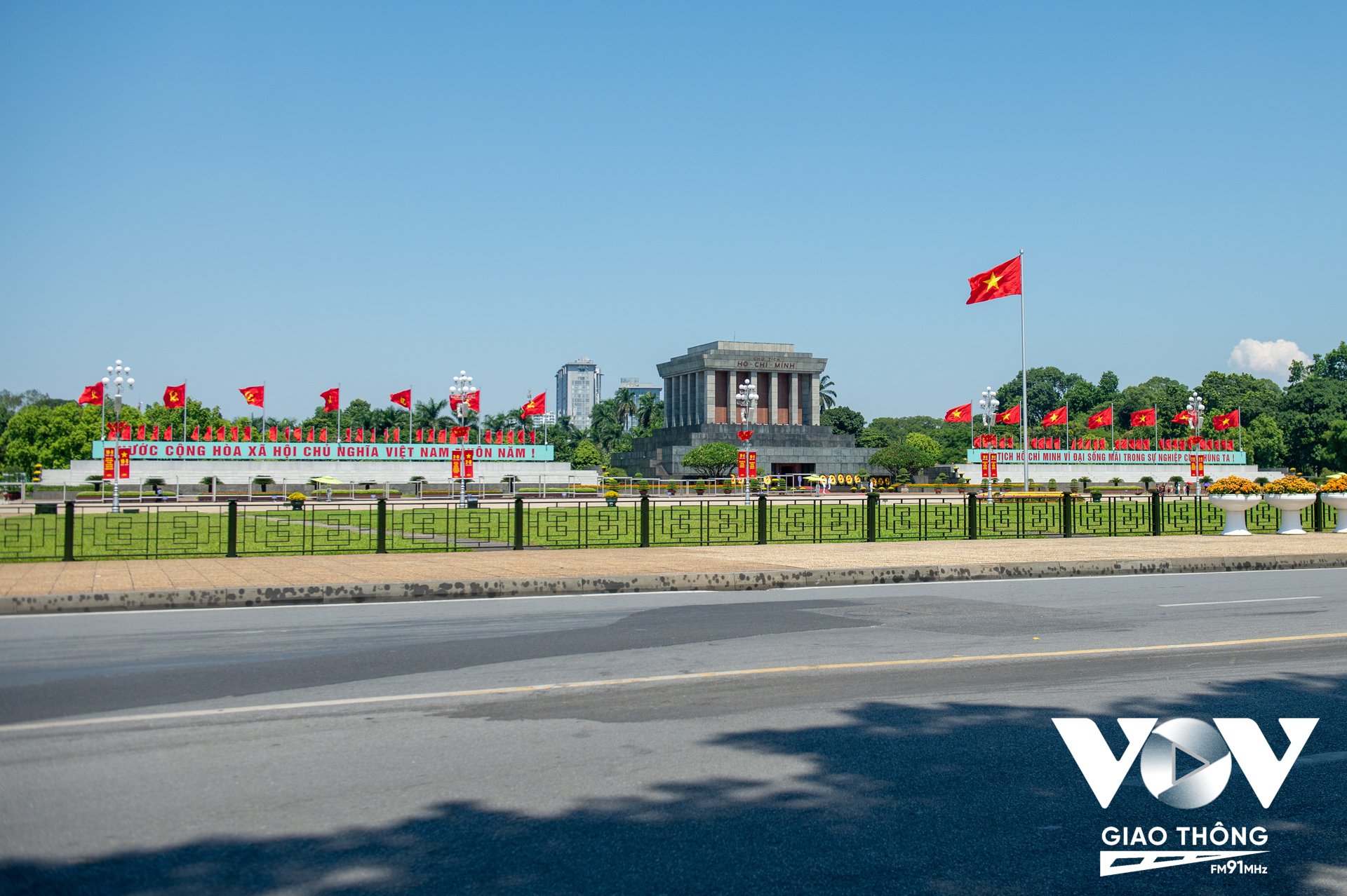 Khu vực Lăng Chủ tịch Hồ Chí Minh, Quảng trường Ba Đình rực rỡ cờ hoa. Tại đây, 78 năm trước, Chủ tịch Hồ Chí Minh đã đọc Tuyên ngôn Độc lập.