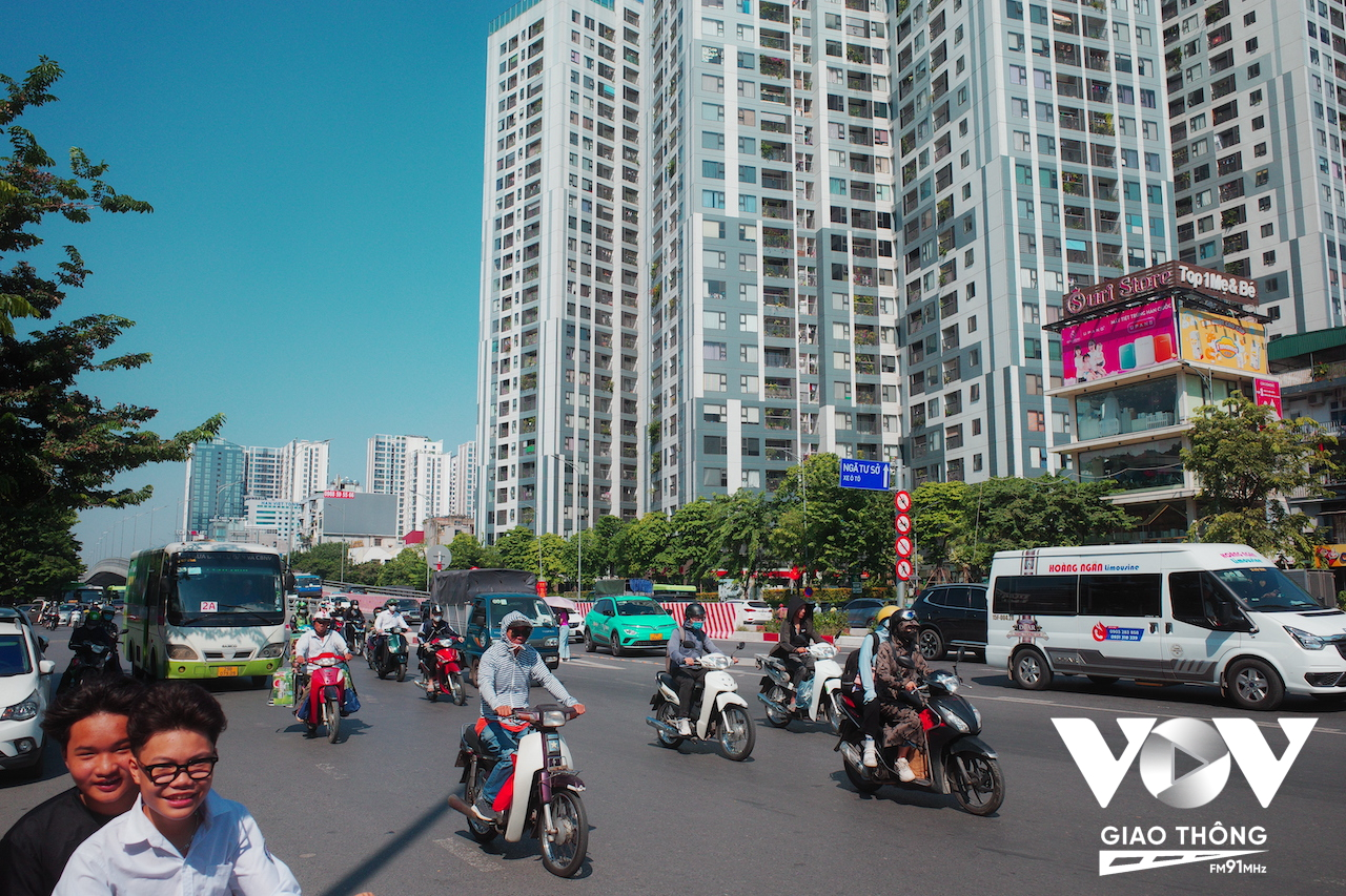 Tuy vậy, ở điểm đầu cầu phía Minh Khai, trước cổng khu đô thị Times City vào giờ cao điểm vẫn có tình trạng ùn ứ nhẹ do lượng phương tiện lưu thông lớn
