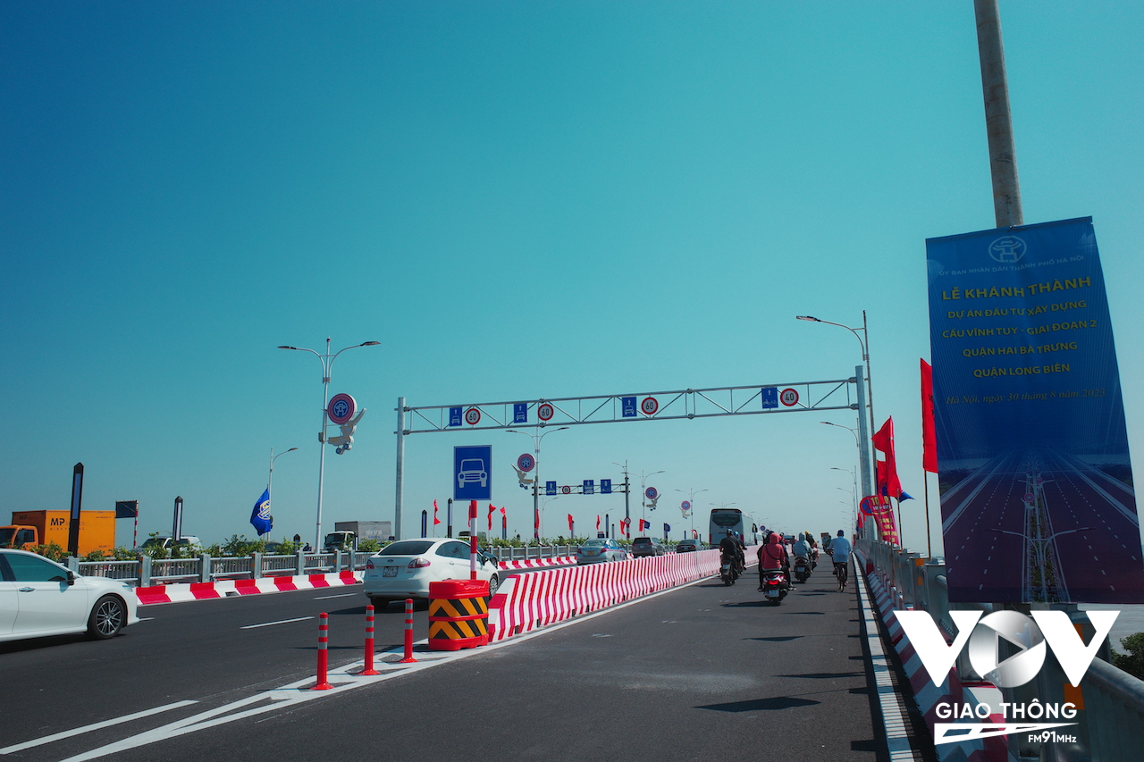 Cầu Vĩnh Tuy 2 được phân làn cho ô tô và xe máy, xe thô sơ đi riêng bằng dải phân cách cứng