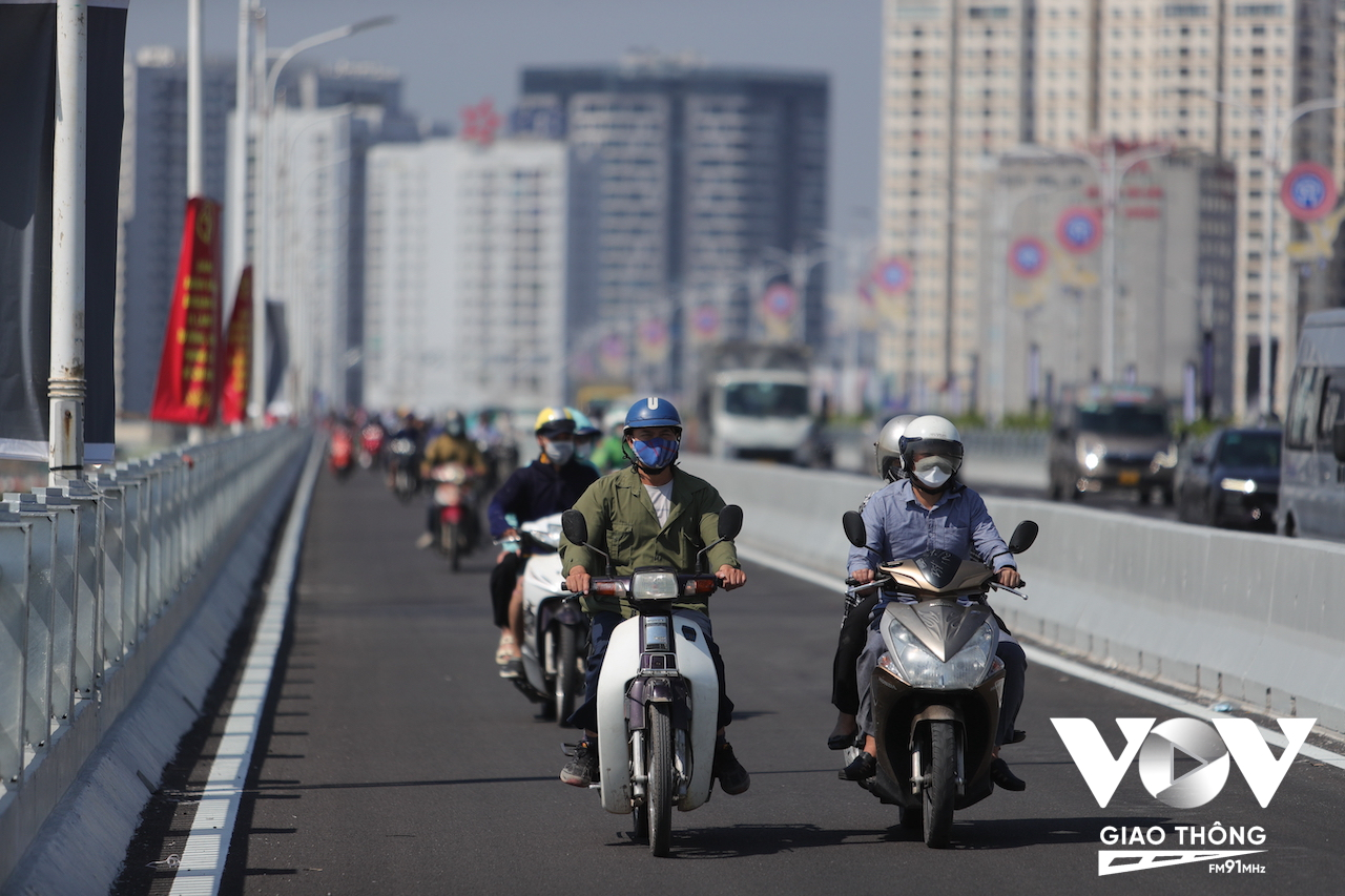 Làn xe máy từ hướng nội thành qua Long Biên