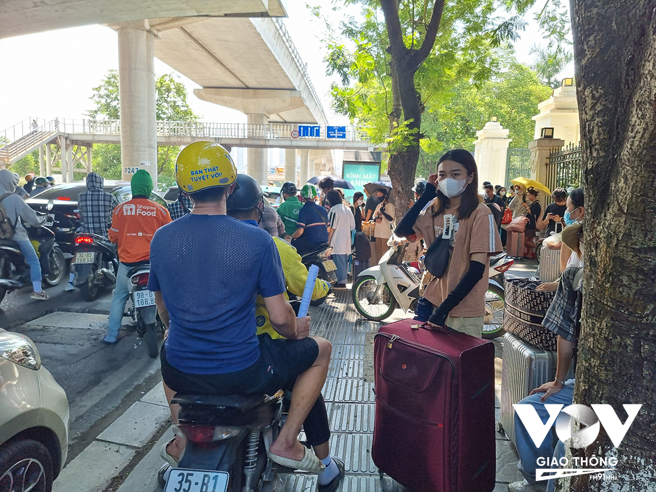 Nhiều sinh viên chờ đón xe khách trước cổng trường Đại học Quốc gia Hà Nội khiến khu vực này ùn tắc kéo dài - Ảnh: Hải Bằng