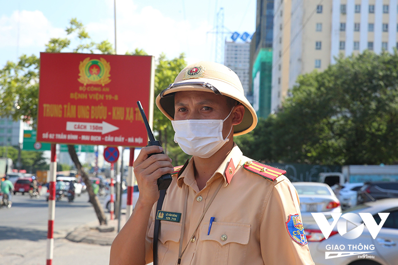 Thiếu tá Lê Văn Đông, cán bộ Đội CSGT số 6, Phòng CSGT, Công an TP. Hà Nội cho biết: “Đội CSGT số 6 đã xây dựng kế hoạch túc trực 100% cán bộ sẵn sàng tại các điểm, nút giao trọng điểm luôn bố trí người, tạo điều kiện tốt nhất cho người dân. Bên cạnh đó chúng tôi cũng tuần tra kiểm soát liên tục các lái xe vi phạm như đón trả khách không đúng nơi quy định. Khuyến cáo người dân về quê bằng xe khách nên vào bến để mua vé và chấp hành nghiêm quy định luật ATGT đường bộ. Yêu cầu các nhà xe tuân thủ đúng quy định, không đón trả khách dọc đường, không sử dụng rượu bia, các chất kích thích trước khi tham gia giao thông để đảm bảo ATGT cho hành khách và các phương tiện khác” - Ảnh: Hải Bằng