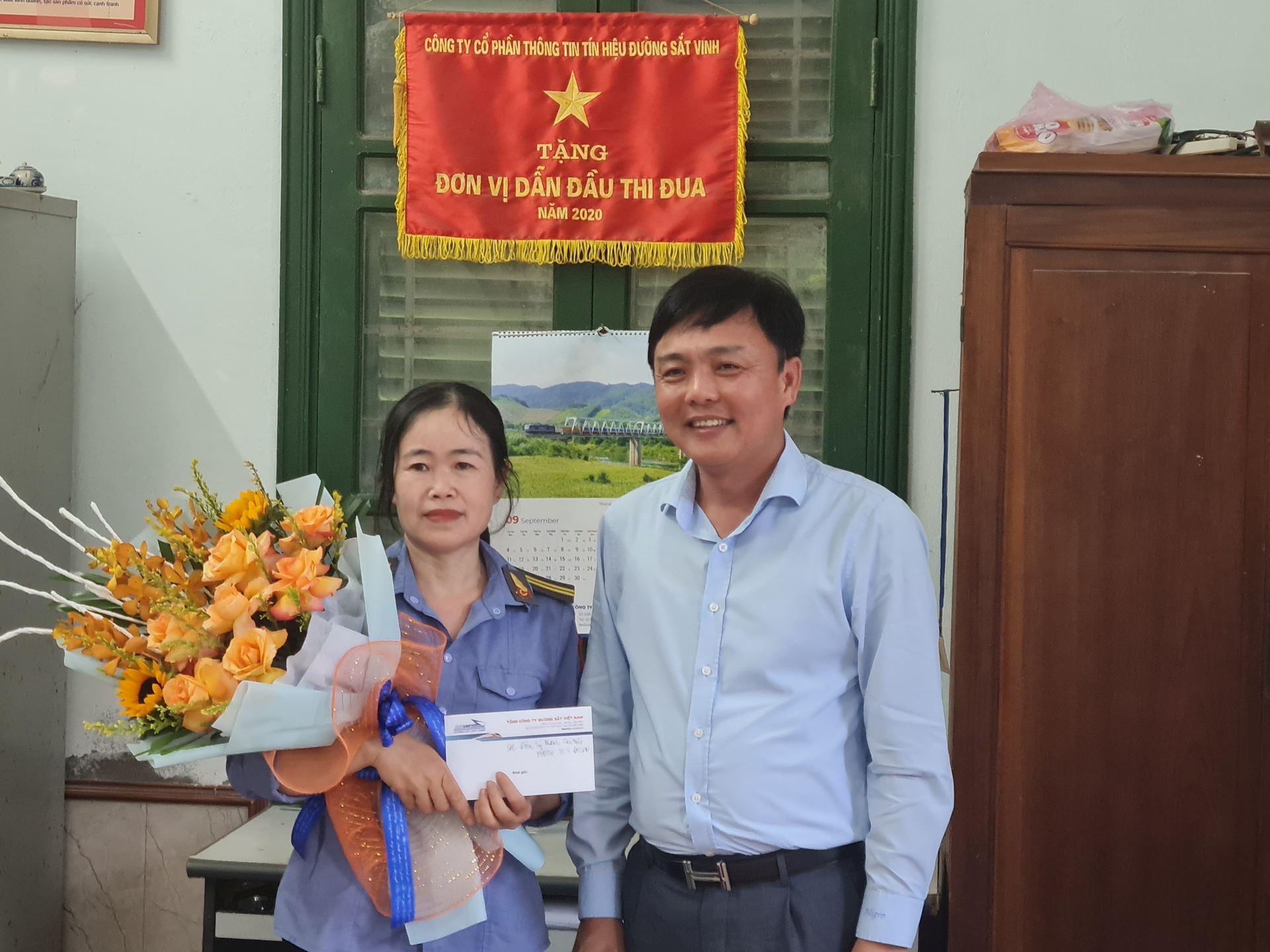 Ông Hoàng Gia Khánh trực tiếp đến thăm, tặng quà và trao quà của Chủ tịch Đặng Sỹ Mạnh đến công nhân Phạm Thị Hường.