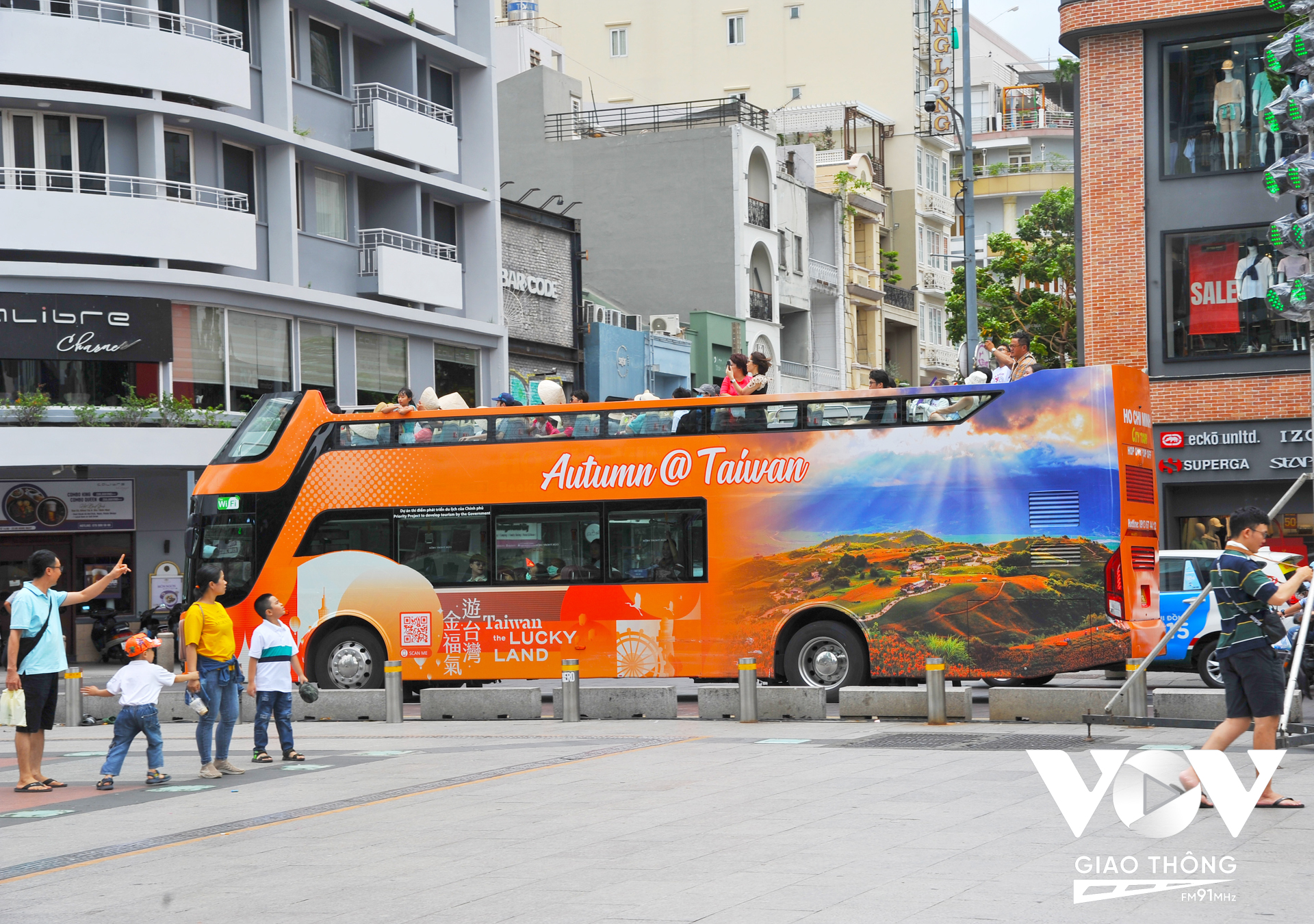 Trải nghiệm dạo quanh thành phố bằng xe buýt 2 tầng cũng được nhiều người dân và du khách lựa chọn trong kỳ nghỉ lễ.