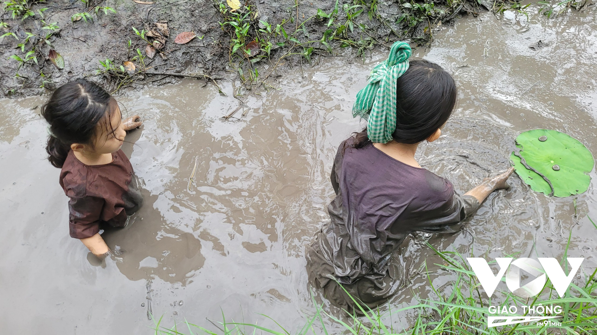 Trẻ em ngại gì bẩn: Lội bùn bắt cá, bắt ốc nào
