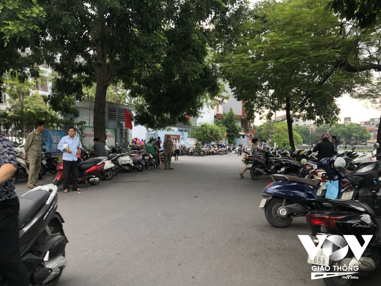 Xe đỗ kín 2 bên đường bên ngoài trường tiểu học Bồ Đề, Long Biên. Dù vậy, giao thông tại đây vẫn ổn định do có lực lượng chức năng điều tiết