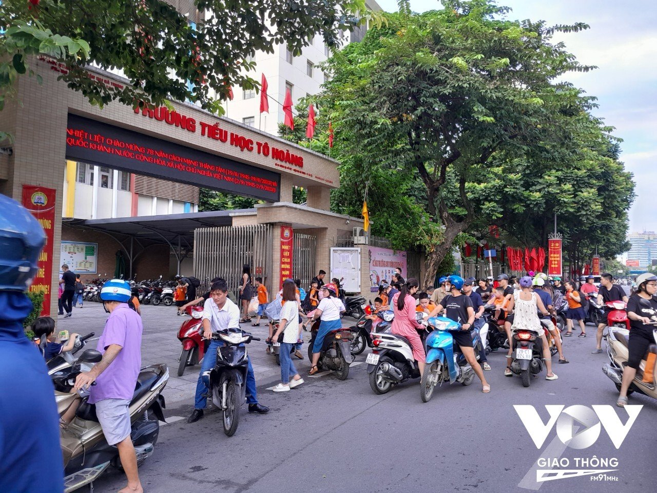 Điểm trường tiểu học Tô Hoàng trên phố Đại Cồ Việt cũng có rất nhiều phương tiện tập trung ở cổng trường