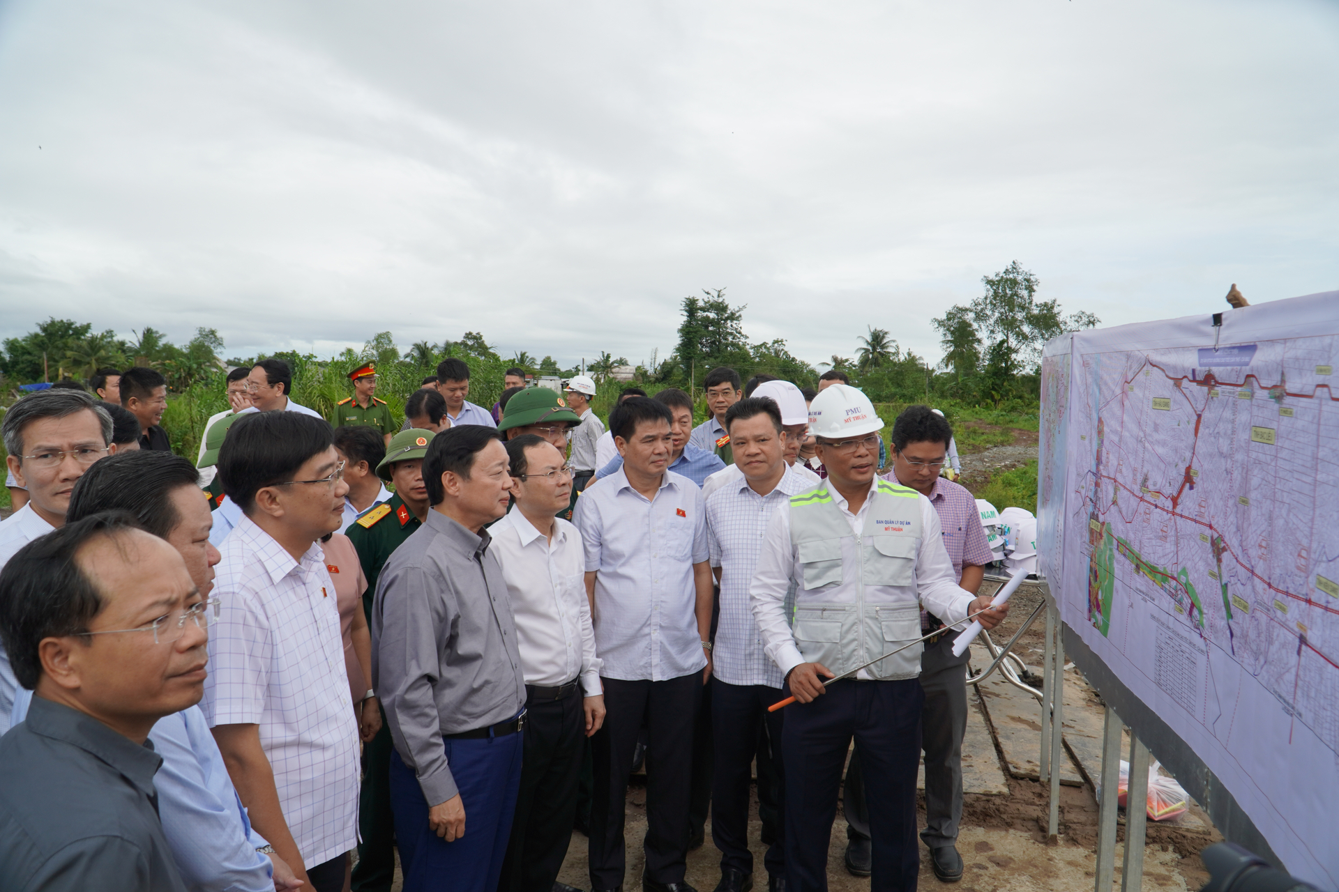 Ông Trần Văn Thi, Giám đốc Ban Quản lý dự án Mỹ Thuận, công tác giải phóng mặt bằng toàn tuyến hiện đạt tiến độ khá tốt