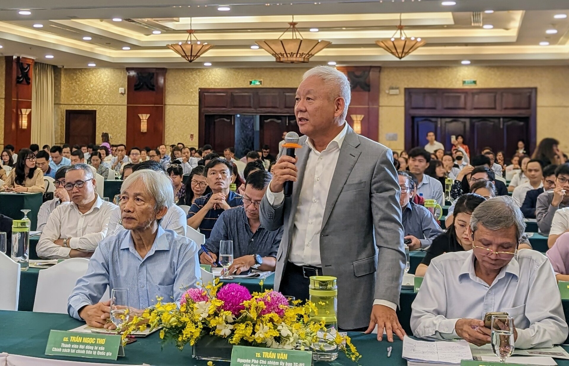 Tiến sĩ Trần Văn (đứng)- nguyên Phó Chủ nhiệm Ủy ban Tài chính – Ngân sách của Quốc hội
