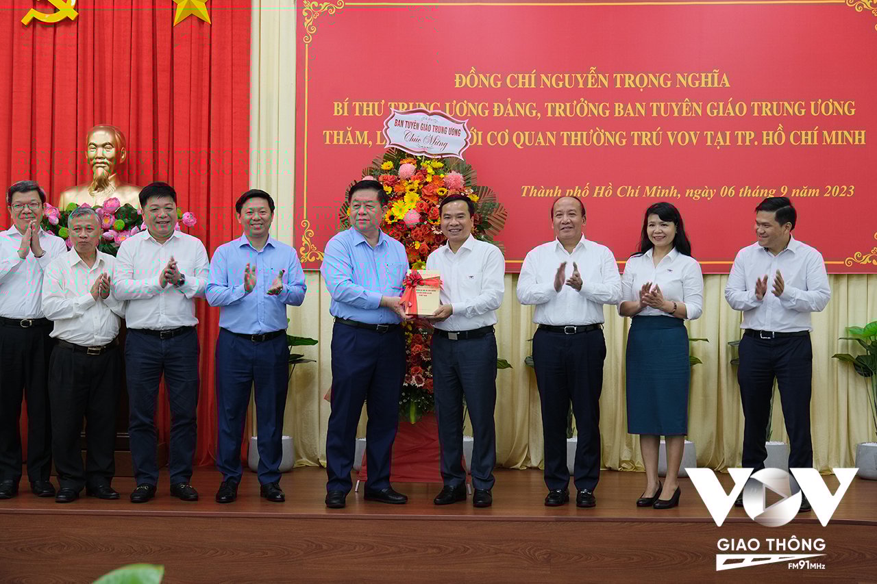 Cuối buổi làm việc, đồng chí Nguyễn Trọng Nghĩa cùng đoàn công tác đã tặng hoa cũng như gửi lời chúc mừng đến toàn thể cán bộ, nhân viên Đài Tiếng nói Việt Nam nhân kỷ niệm 78 năm ngày thành lập (7/9/1945 – 7/9/2023).