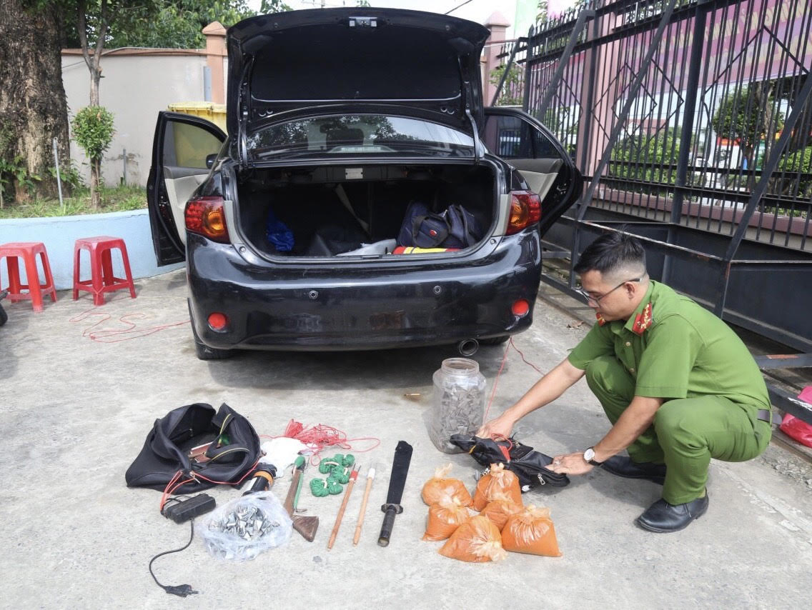 Chiếc ô tô và toàn bộ tang vật của các đối tượng.