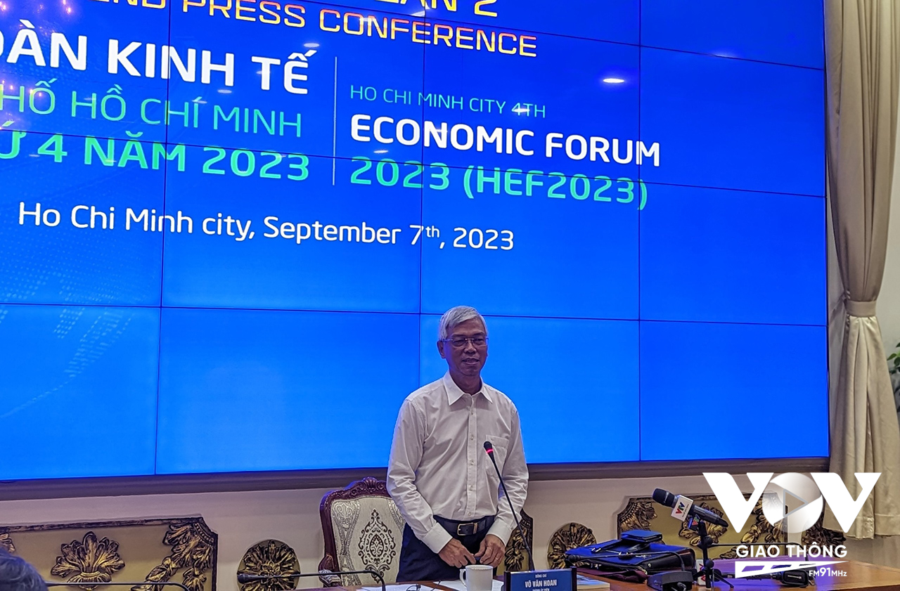 Ông Võ Văn Hoan – Phó chủ tịch UBND TPHCM cung cấp thông tin về Diễn đàn kinh tế TPHCM lần thứ 4