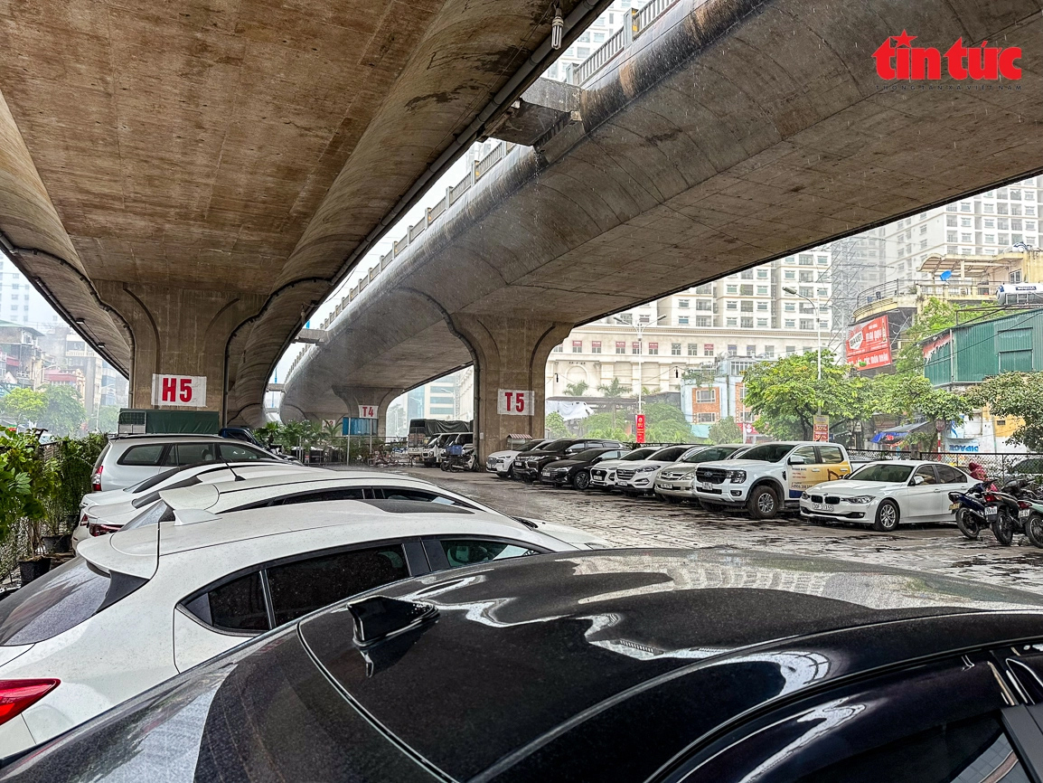 UBND thành phố Hà Nội đã có văn bản gửi Bộ Giao thông vận tải xem xét, thống nhất việc tiếp tục tạm thời tổ chức trông giữ xe tại các điểm dưới khu vực 4 gầm cầu. Ảnh tư liệu: Trung Nguyên/Báo Tin tức