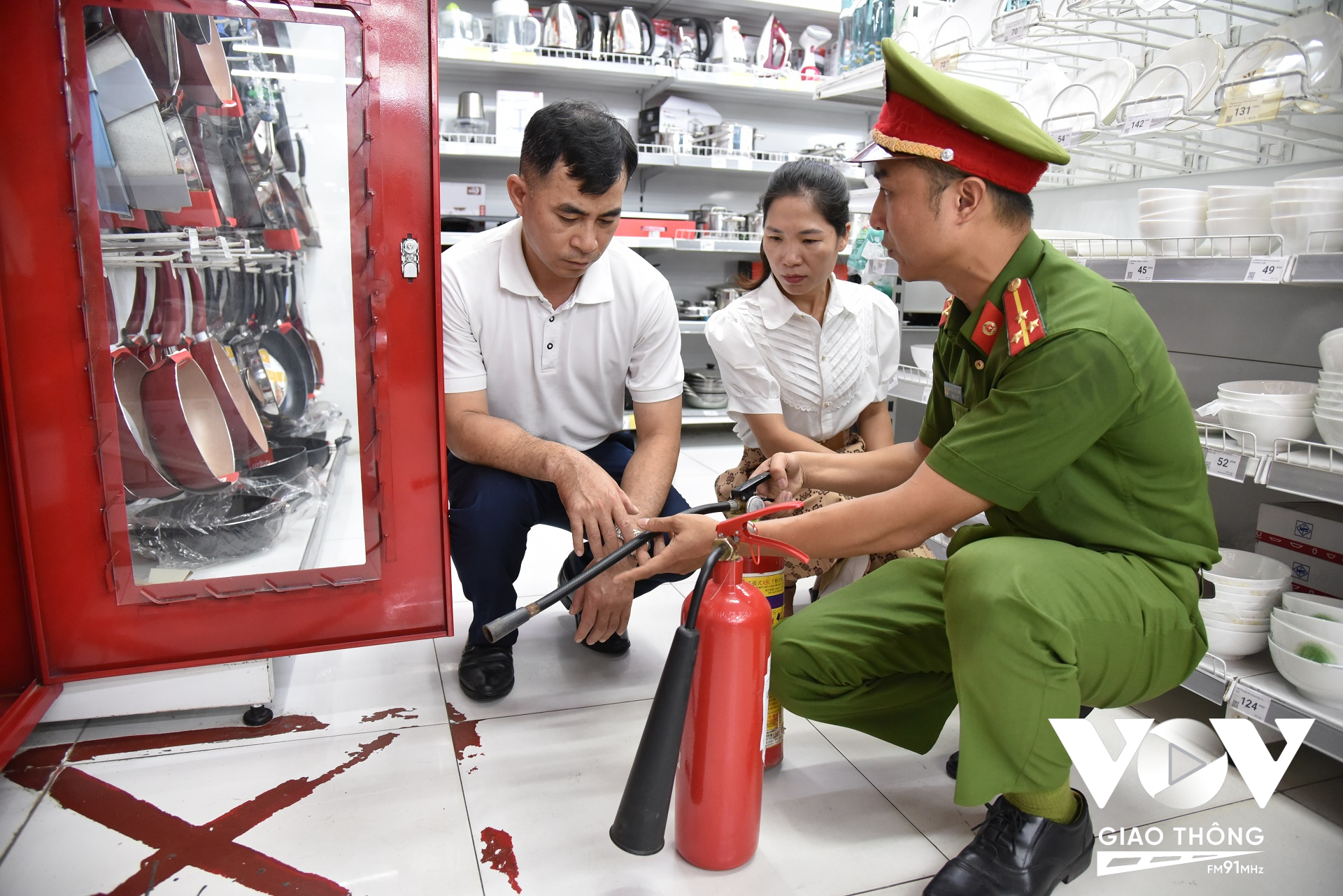 Thượng úy Nguyễn Văn Dũng – Cán bộ Đội Cảnh sát PCCC&CNCH Công an huyện Đan Phượng hướng dẫn sử dụng các thiết bị chữa cháy tại chỗ cho đại diện các siêu thị, TTTM