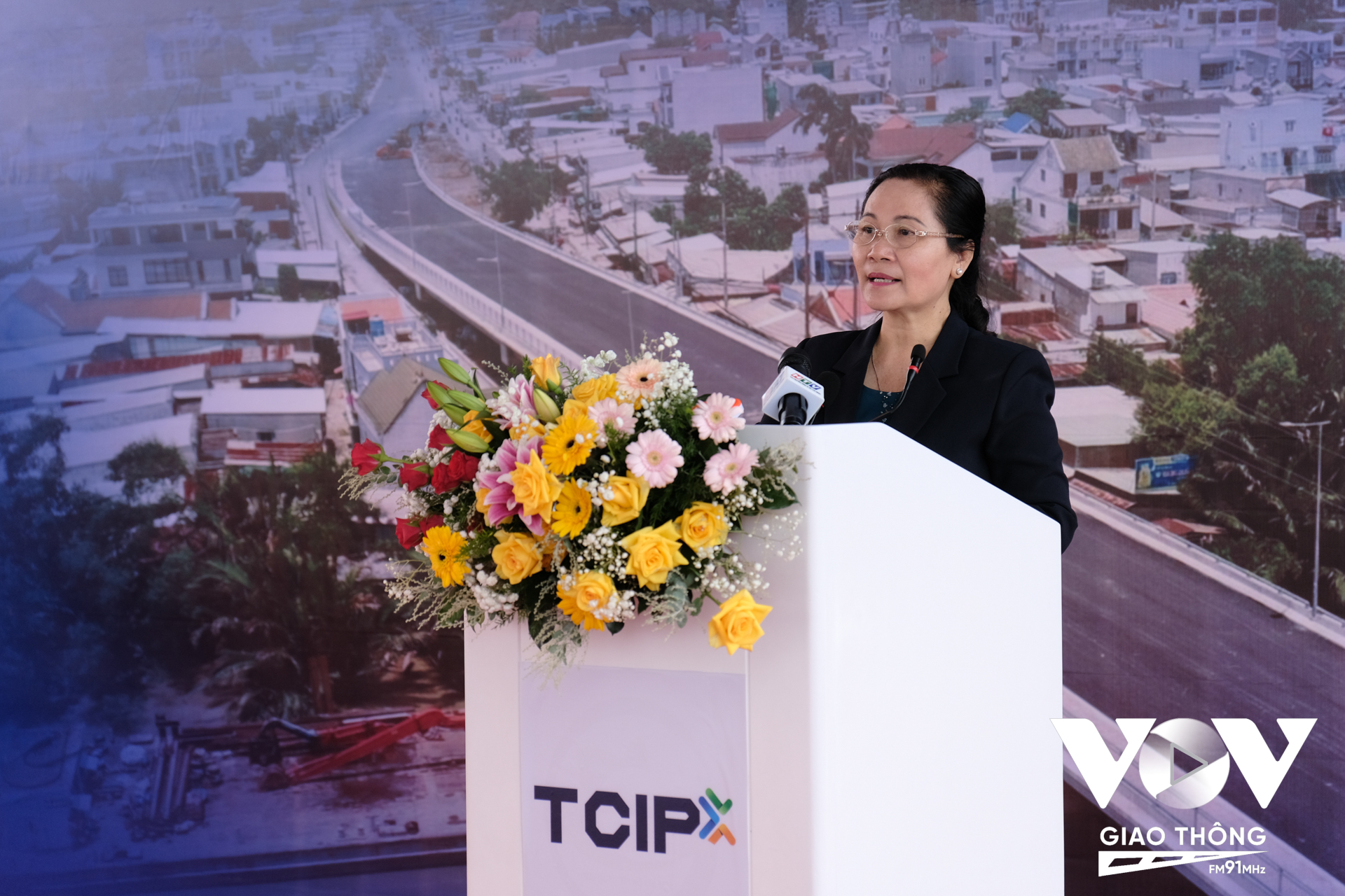 Bà Nguyễn Thị Lệ, Phó Bí thư Thành ủy, Chủ tịch Hội đồng nhân dân Thành phố Hồ Chí Minh cho biết sự kiện thông xe cầu Long Kiểng, Nhà Bè là niềm vui, niềm hạnh phúc của người dân huyện Nhà Bè.