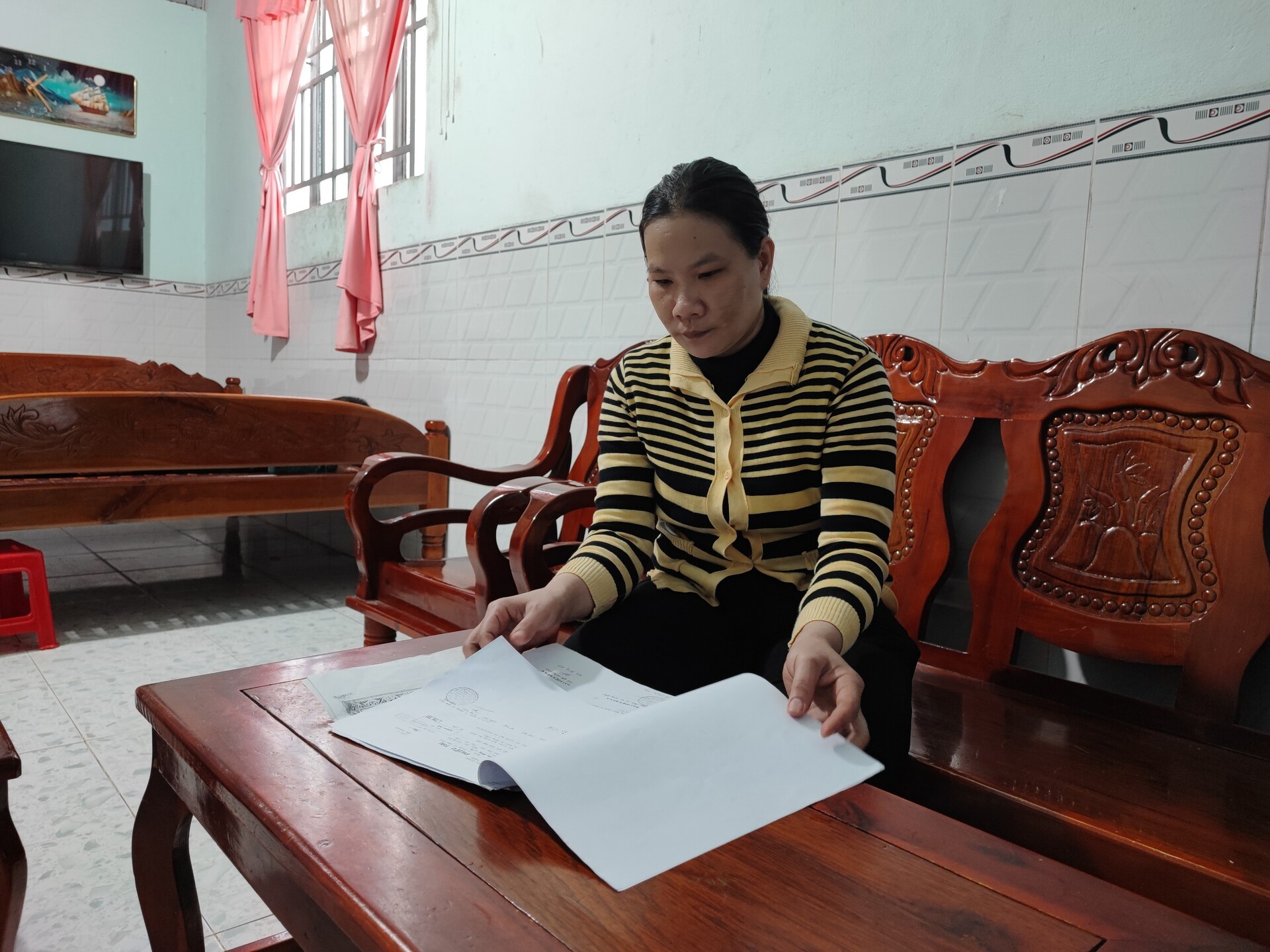 Gia đình chị Kiều Hồng Liên là 1 trong 156 hộ được mua trả chậm nền nhà ở trong Khu dân cư vượt lũ xã Phú Hữu A , nhưng sau đó lại có quyết định thu hồi với lý do xét chọn đối tượng không đúng quy định.