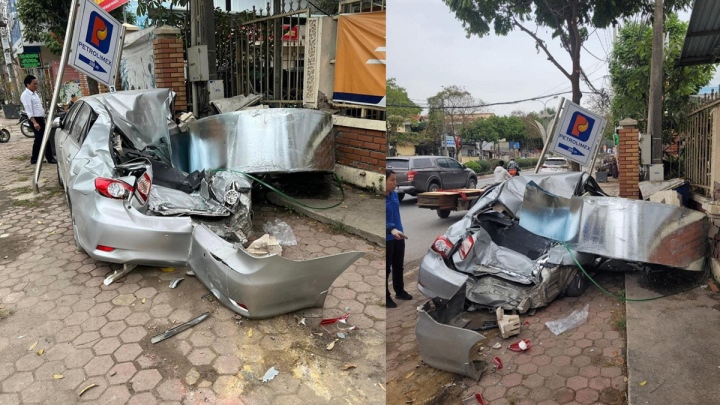 Ngày 13/3, chiếc ô tô con bẹp nát sau khi bị cuộn thép hàng chục tấn từ trên xe container rơi trúng. Vụ việc xảy ra ở trên địa bàn huyện Thạch Thất, TP Hà Nội