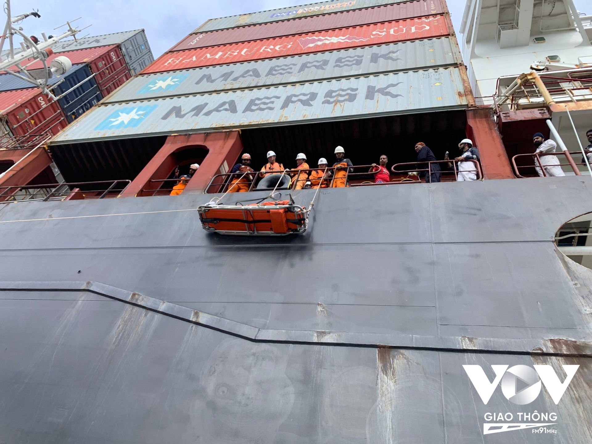 Lực lượng cứ nạn thuộc Trung tâm Phối hợp tìm kiếm cứu nạn hàng hải VN đưa nạn nhân tàu BFAD SOUTHERN xuống tàu SAR 272 đưa về bờ cấp cứu