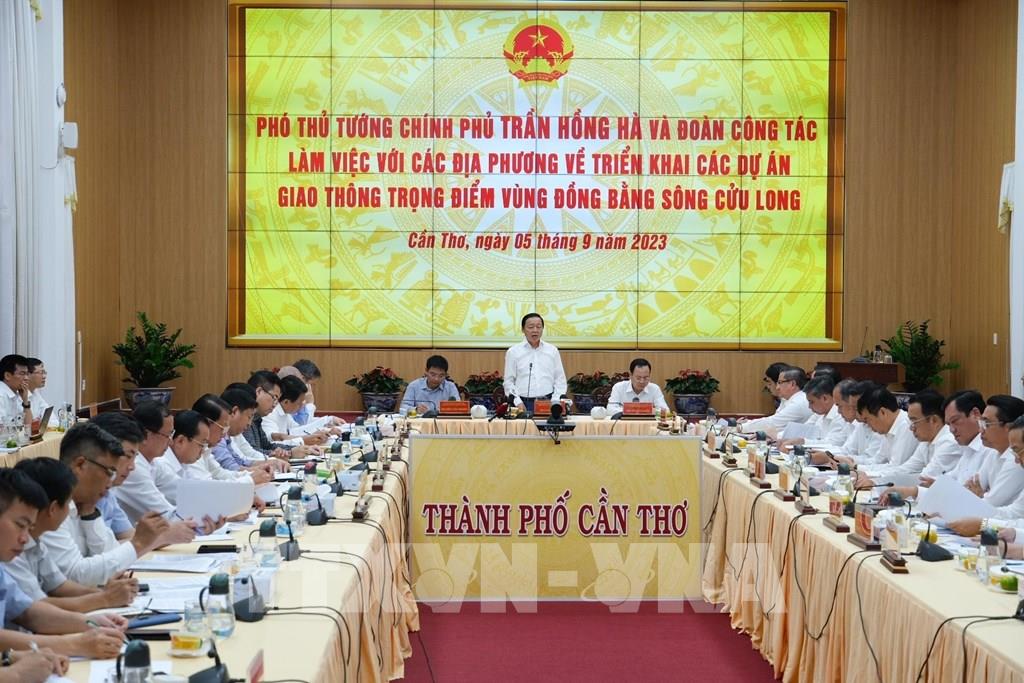 Phó Thủ tướng Chính phủ Trần Hồng Hà và đoàn công tác Trung ương làm việc với các địa phương về triển khai các dự án giao thông trọng điểm vùng Đồng bằng sông Cửu Long. Ảnh: Thanh Liêm - TTXVN