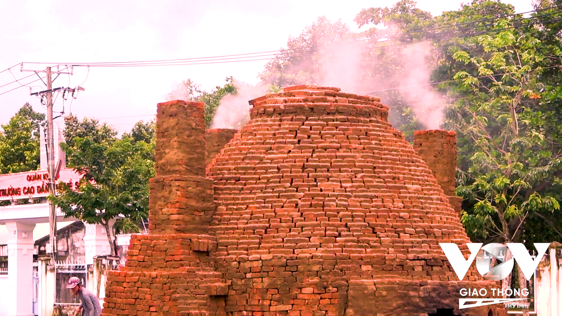 Lò gạch - gốm gợi nhớ đến làng nghề gạch –gốm Mang Thít, từng được mệnh danh là “vương quốc đỏ” của ĐBSCL.