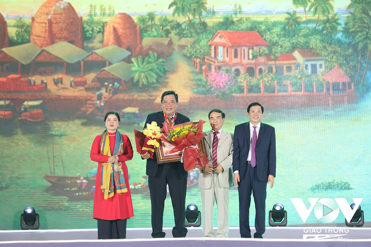 Trao xác nhận kỷ lục Việt Nam cho 'Ngôi nhà có kiến trúc 3 gian 2 chái truyền thống, hoàn toàn bằng gốm đỏ Vĩnh Long lớn nhất Việt Nam' tại lễ khai mạc