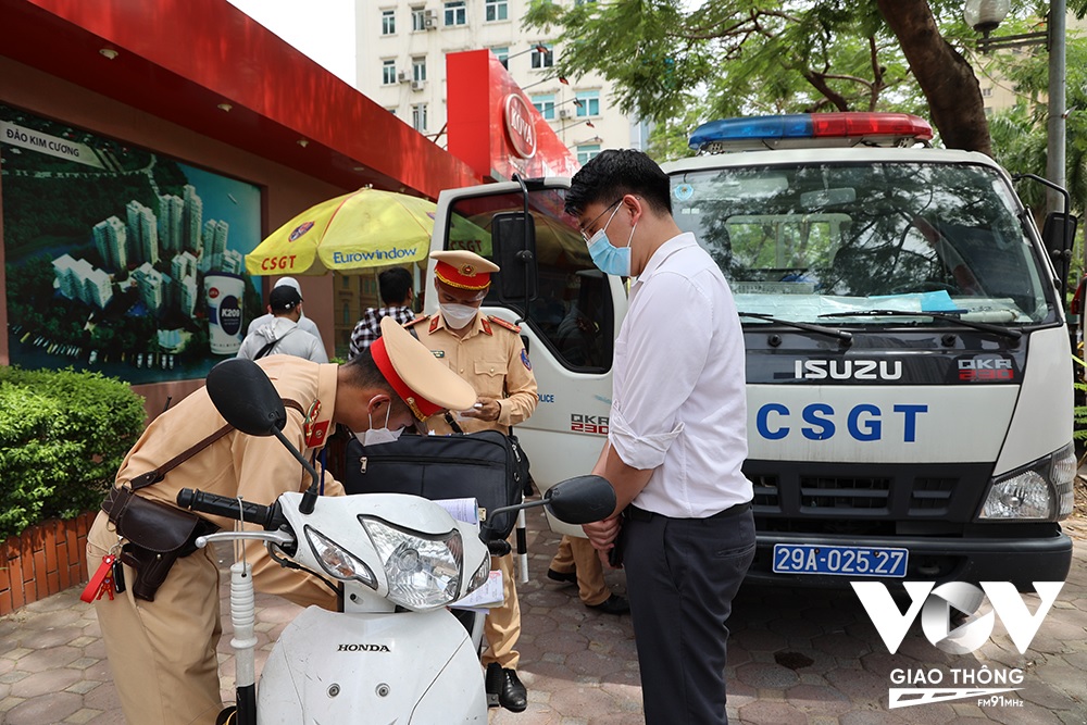 Nếu được nộp phạt vi phạm giao thông qua ứng dụng VNeID, người dân sẽ có thêm kênh trực tuyến để thực hiện việc này - Ảnh minh họa