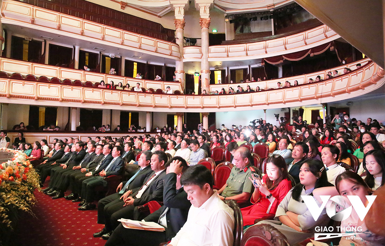 Lễ trao Giải báo chí toàn quốc “Vì sự nghiệp phát triển văn hoá, thể thao và du lịch” lần thứ nhất diễn ra tối 13/9 tại Nhà hát lớn Hà Nội