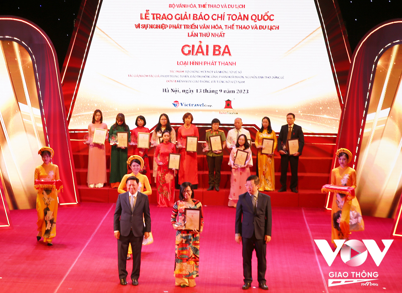 Nhà báo Đào Thị Hồng Lĩnh, đại diện nhóm tác giả Kênh VOV Giao thông nhận giải 3 hạng mục phát thanh