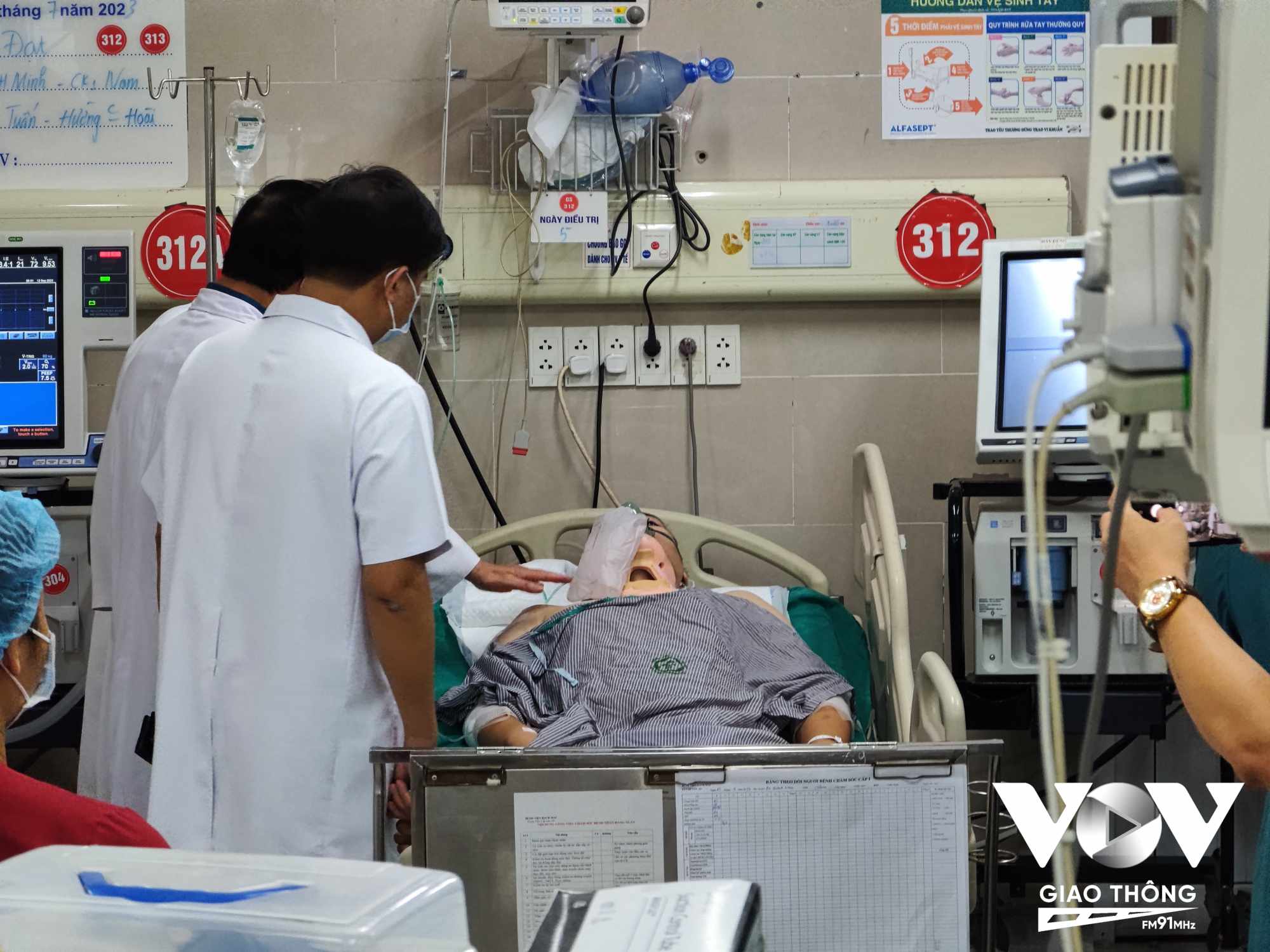Bệnh nhân vụ cháy đang được điều trị tại bệnh viện Bạch Mai. Ảnh: Chu Đức