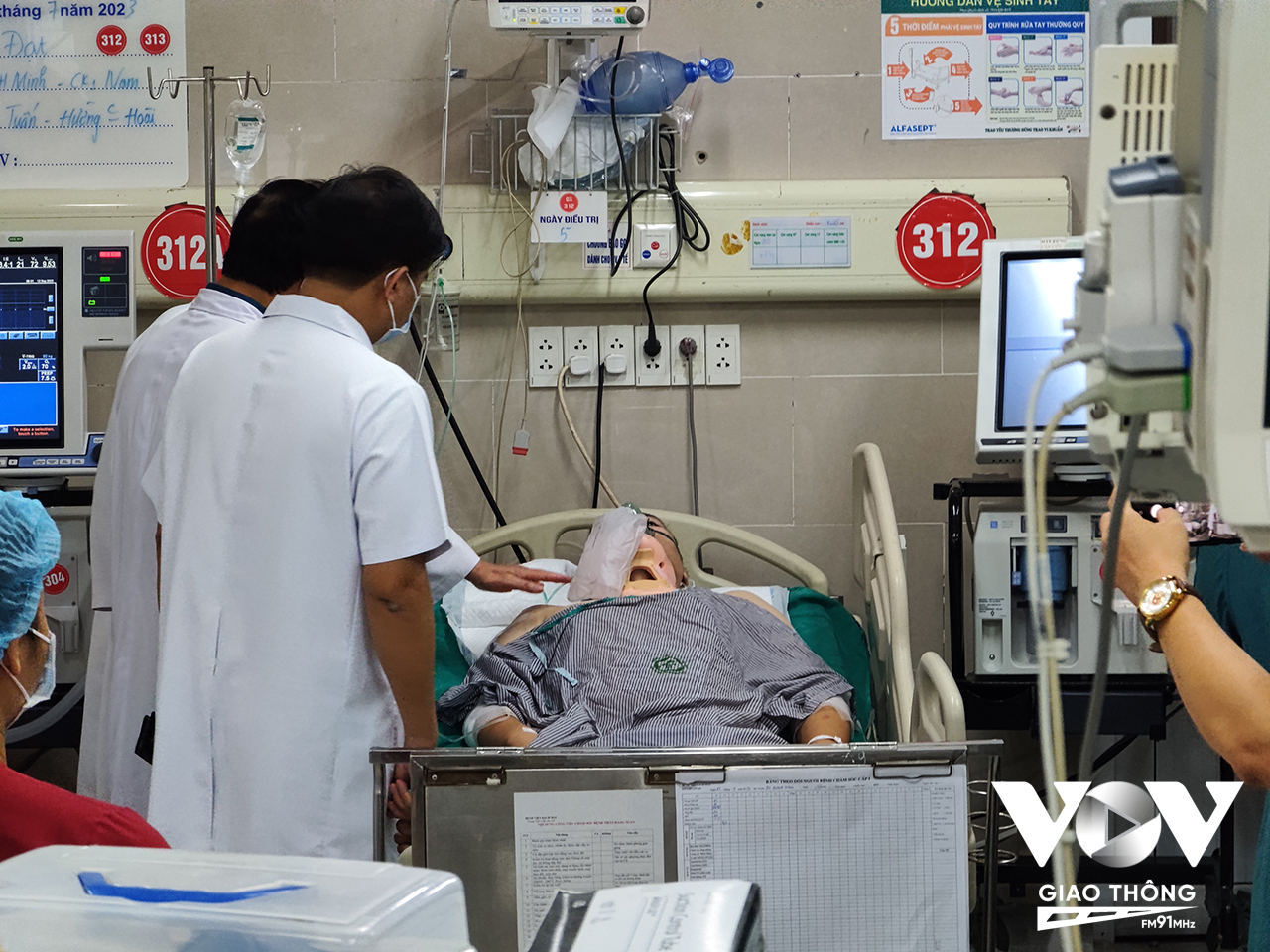 Có 2 bệnh nhân tử vong ngoại viện, còn 3 bệnh nhân nguy kịch tại bệnh viện Bạch Mai.