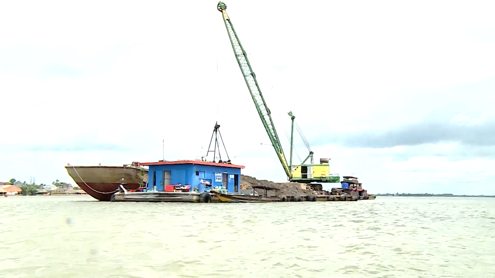 Thiếu cát khiến các công trình xây dựng cao tốc ở Đồng bằng Sông Cửu Long chậm tiến độ