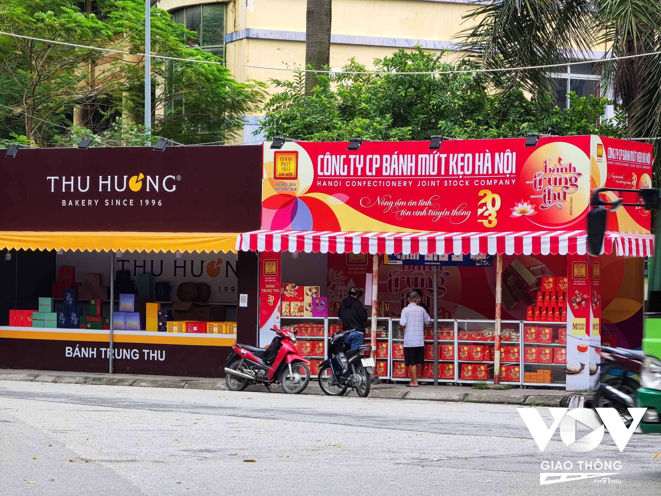 Thị trường bánh Trung thu năm nay bắt đầu sôi động khi nhiều gian hàng bán bánh Trung Thu của các thương hiệu có tiếng như Kinh đô, Bibica… có mặt trên nhiều con đường tuyến phố.