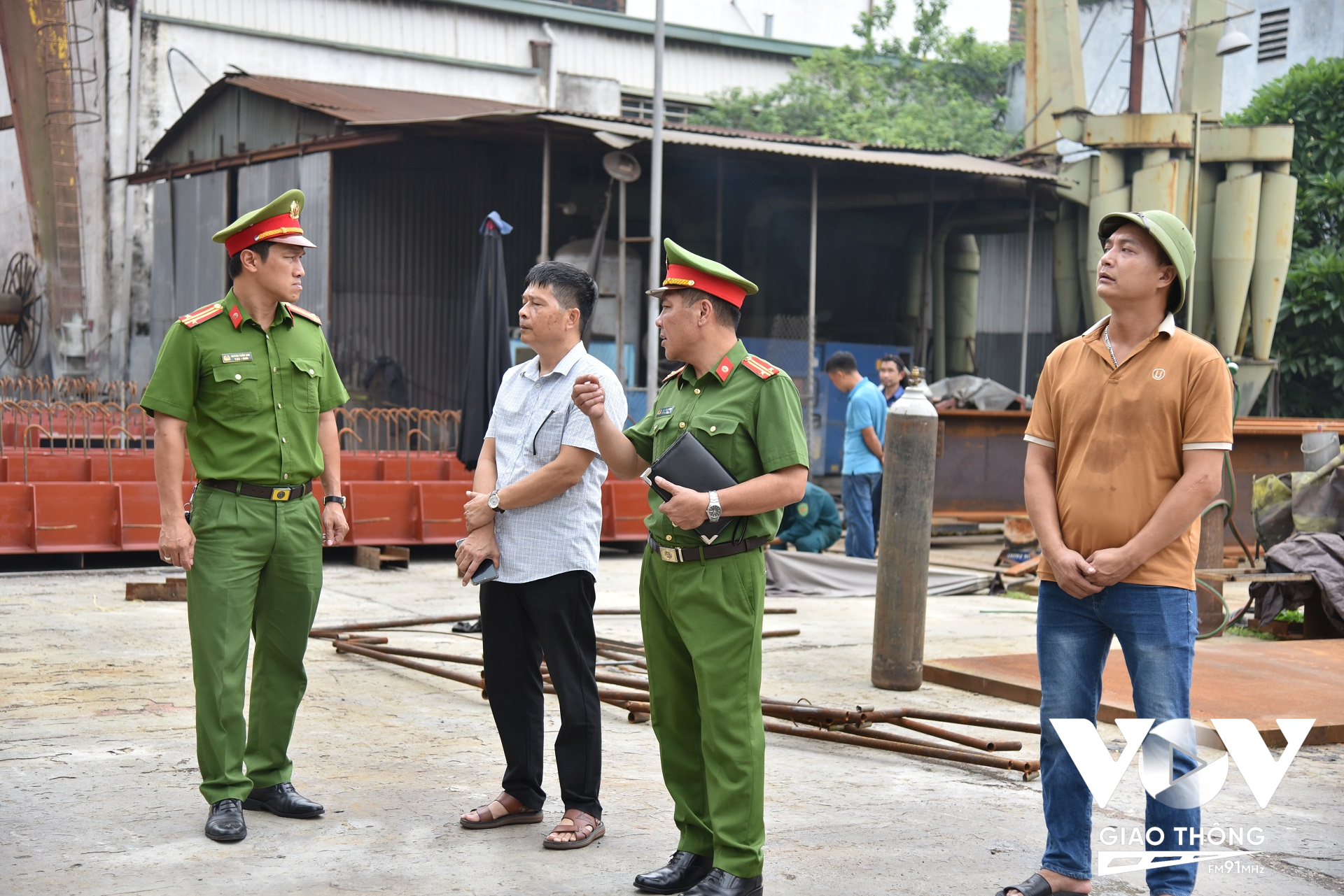 Lực lượng Cảnh sát PCCC&CNCH Công an quận Hoàng Mai tuyên truyền công tác đảm bảo an toàn PCCCC tại các cơ sở chưa được thẩm duyệt, nghiệm thu an toàn PCCC