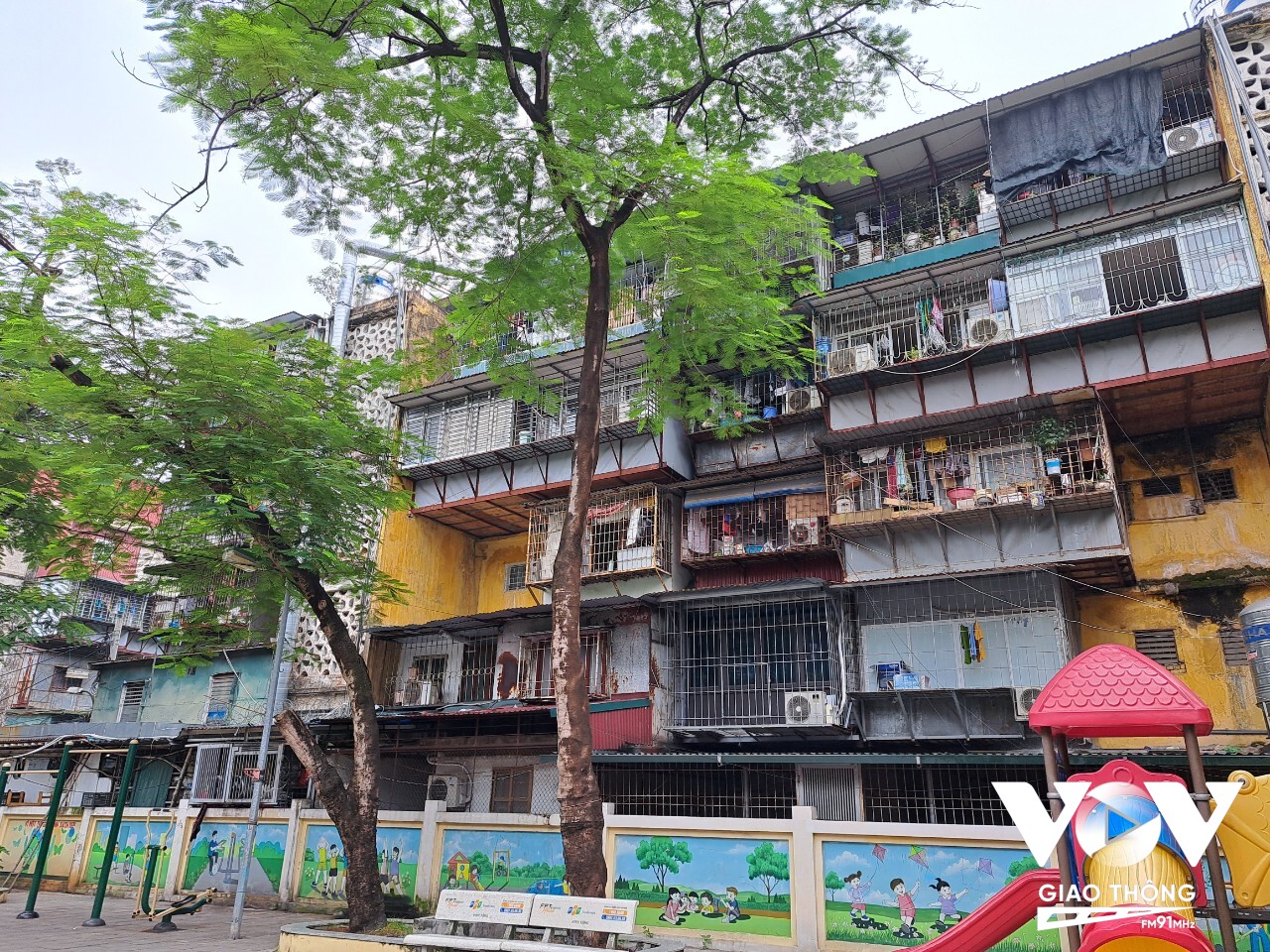 Ngay như tại khu tập thể Nghĩa Tân, Hà Nội, nơi vừa có quyết định lập quy hoạch chi tiết cải tạo, xây dựng lại cũng đang gặp nhiều khó khăn để triển khai dự án.
