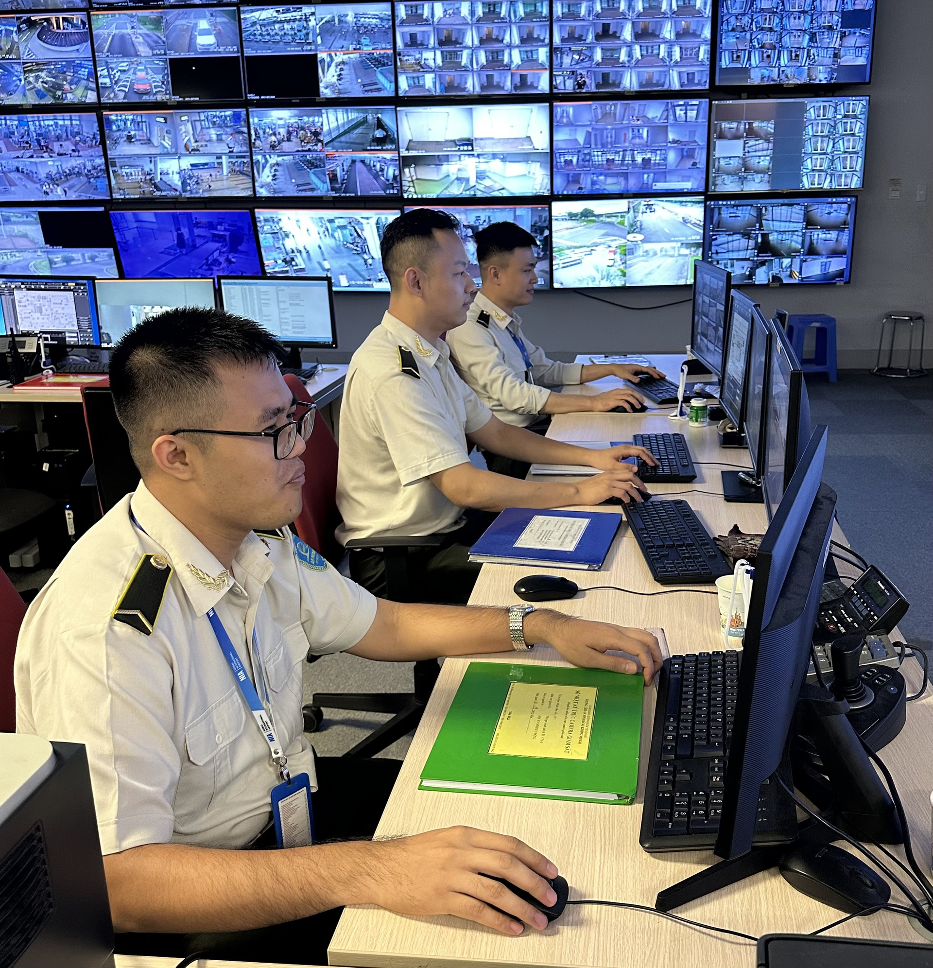 Anh Lê Hoàng Minh và Vũ Đức Nghĩa - Nhân viên Đội An ninh cơ động - Trung tâm An ninh hàng không Nội Bài nhanh chóng tập trung rà soát hình ảnh