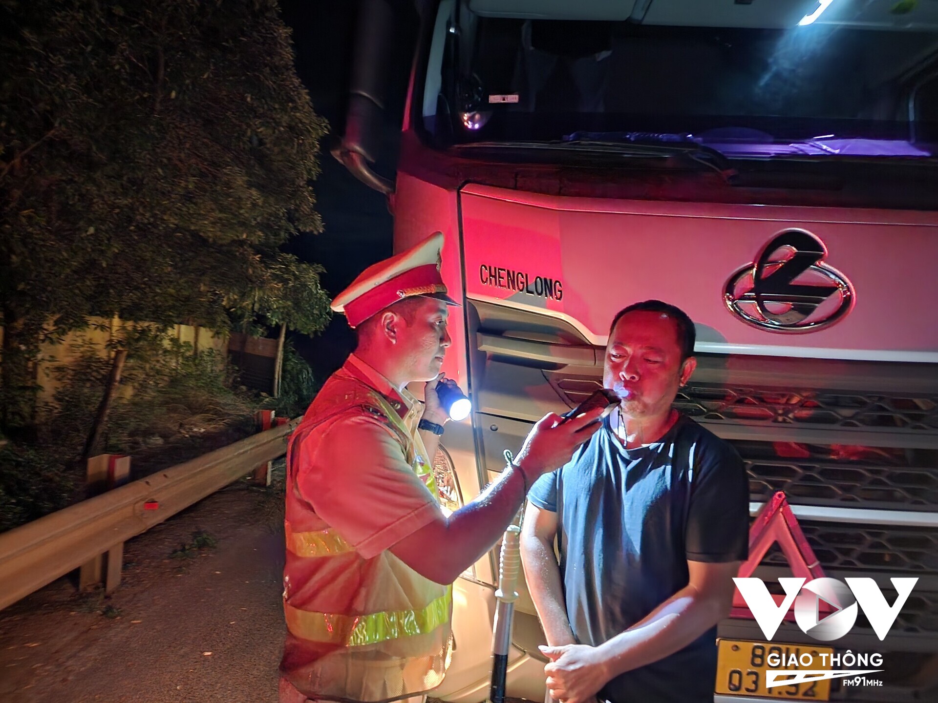 Tổ công tác kiểm tra nồng độ cồn đối với các tài xế xe tải trên QL1A
